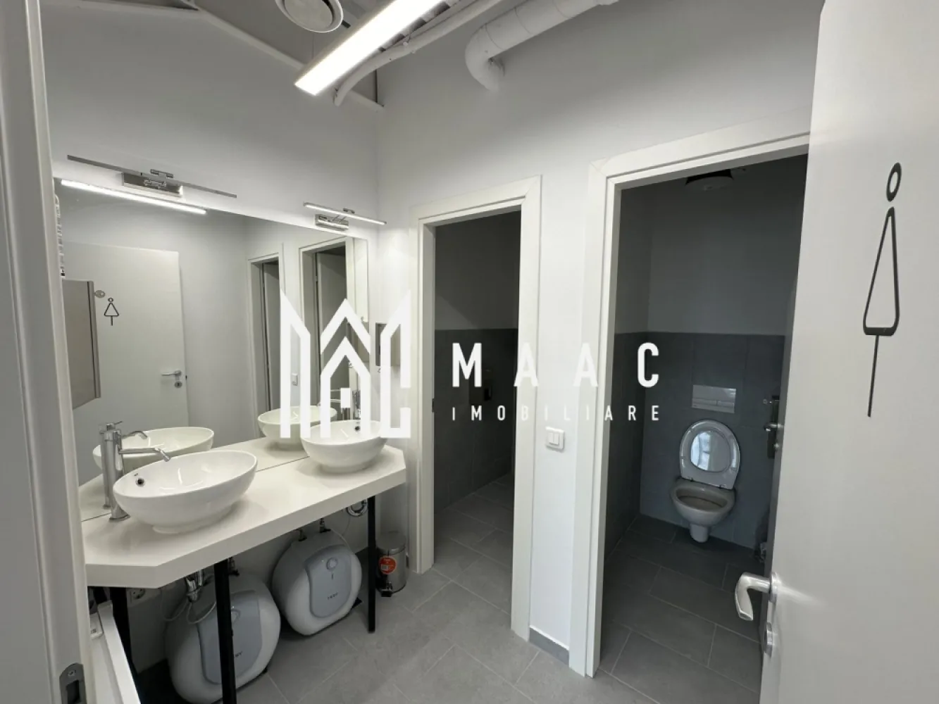 Spatiu de birouri | 1322mp | Parcari | Zona Centrala - MAAC Imobiliare oferă spre închiriere spatiu de birouri, finisat modern, cu toate utilitățile și facilitățile necesare, cu disponobilitate imediată, în zonă centrală.

Se poate desfășura orice activitate de birou, amplasamentul, dotările și facilitățile constituind un avantaj.

Spațiul este dotat cu mese de birou (unele reglabile pe înălțime), scaune ergonomice, vestiare, proiectoare, leduri, table, toate NOI și tot ce ține de activitatea unei companii multinaționale și nu numai. Clădirea are în componența ei săli de ședințe și cursuri, de meditație, de jocuri, cantină modernă, terasă la ultimul nivel și parcare privată suprvegheată, cu locuri aferente spațiilor.

Se închiriază etajul 3 și 5 al clădirii, de asemenea se poate opta spre închirierea pe părți a acestora, fiind delimitate cu geamuri de sticlă față de sălile de ședință.

Se închiriază pe minim 1 an.

Oferta cadru: 14 EUR/mp chirie + 4 EUR/mp service charge

Etaj 3, spatiu birouri: 660.50 mp +terasa: 257 mp
Etaj 5, spatiu birouri: 661.15 mp

Pentru mai multe detalii precizati telefonic ca ati vazut anuntul cu ID: CP2078245
