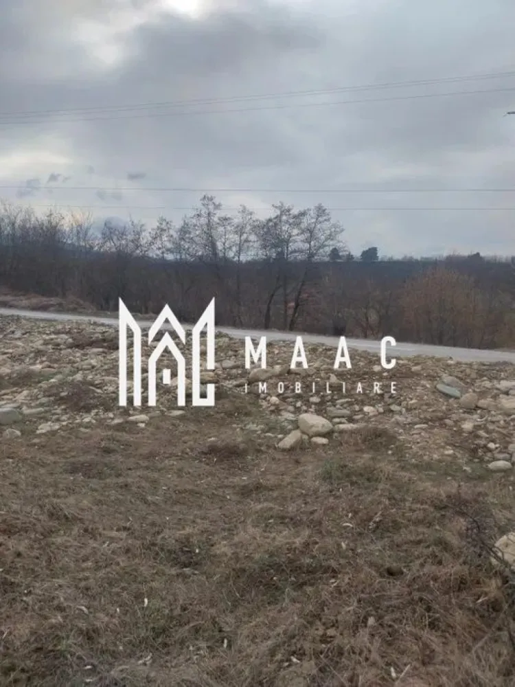 Teren intravilan I Valea Avrigului I 5000 mp - MAAC Imobiliare vă propune spre vânzare un teren intravilan în Avrig, zona Valea Avrigului, într-o zonă turistică, în continuă dezvoltare, cu o suprafata de 5000 mp, cu posibilitate de parcelare de minim 1000 mp.

Deschidere la drum principal 35 ml si la strada secundara de 45 ml. 

Zona este una cu potențial mare și o dezvoltare continua.

Pe teren, conform certificatului de urbanism, se poate construi P+2E+M.

Pentru mai multe detalii, precizati telefonic ca ati vazut anuntul cu ID: CP2078114