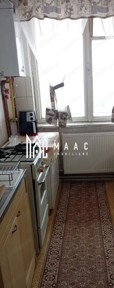 Apartament 3 camere | 65 mp | Lift | Mihai Viteazu - MAAC Imobiliare vă propune spre vânzare un apartament deosebit cu 3 camere decomandat, situat la etajul 10 al unui imobil de pe Bulevardul Mihai Viteazu.

Compartimentare: Hol, living spațios, două dormitoare confortabile, bucătărie practică, cămară și balcon cu ieșire din living.
Apartamentul oferă o vedere panoramică minunată, asigurând în același timp o intimitate sporită.

 Blocul este dotat cu un lift recent renovat și modernizat pentru confortul dumneavoastră.

Lipsit de sarcini asigurând o tranzacție rapidă și fără complicații.

Se vinde mobilat și utilat.
Necesită modernizare, oferindu-vă astfel posibilitatea de a-l amenaja după propriul gust și nevoi.

Situat într-o zonă foarte bună, apartamentul este aproape de centre comerciale, instituții de învățământ și alte facilități esențiale. În apropiere se găsesc parcuri și spații verzi, ideale pentru copii și pentru momente de relaxare în aer liber.

Pentru mai multe informații, vă rugăm să ne contactați la MAAC Imobiliare și să specificați că ați văzut anunțul cu ID: CP2075373