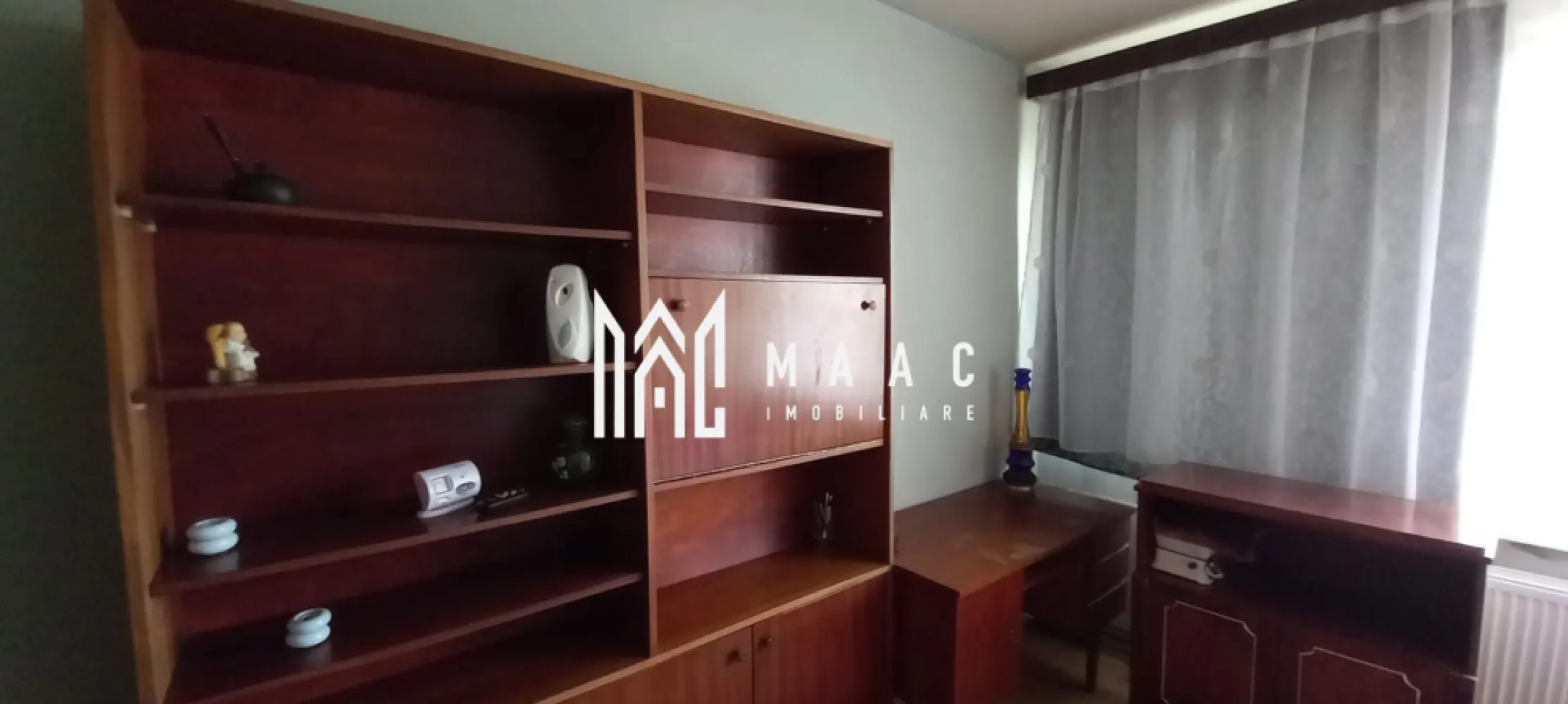 Apartament 3 camere | 65 mp | Lift | Mihai Viteazu - MAAC Imobiliare vă propune spre vânzare un apartament deosebit cu 3 camere decomandat, situat la etajul 10 al unui imobil de pe Bulevardul Mihai Viteazu.

Compartimentare: Hol, living spațios, două dormitoare confortabile, bucătărie practică, cămară și balcon cu ieșire din living.
Apartamentul oferă o vedere panoramică minunată, asigurând în același timp o intimitate sporită.

 Blocul este dotat cu un lift recent renovat și modernizat pentru confortul dumneavoastră.

Lipsit de sarcini asigurând o tranzacție rapidă și fără complicații.

Se vinde mobilat și utilat.
Necesită modernizare, oferindu-vă astfel posibilitatea de a-l amenaja după propriul gust și nevoi.

Situat într-o zonă foarte bună, apartamentul este aproape de centre comerciale, instituții de învățământ și alte facilități esențiale. În apropiere se găsesc parcuri și spații verzi, ideale pentru copii și pentru momente de relaxare în aer liber.

Pentru mai multe informații, vă rugăm să ne contactați la MAAC Imobiliare și să specificați că ați văzut anunțul cu ID: CP2075373