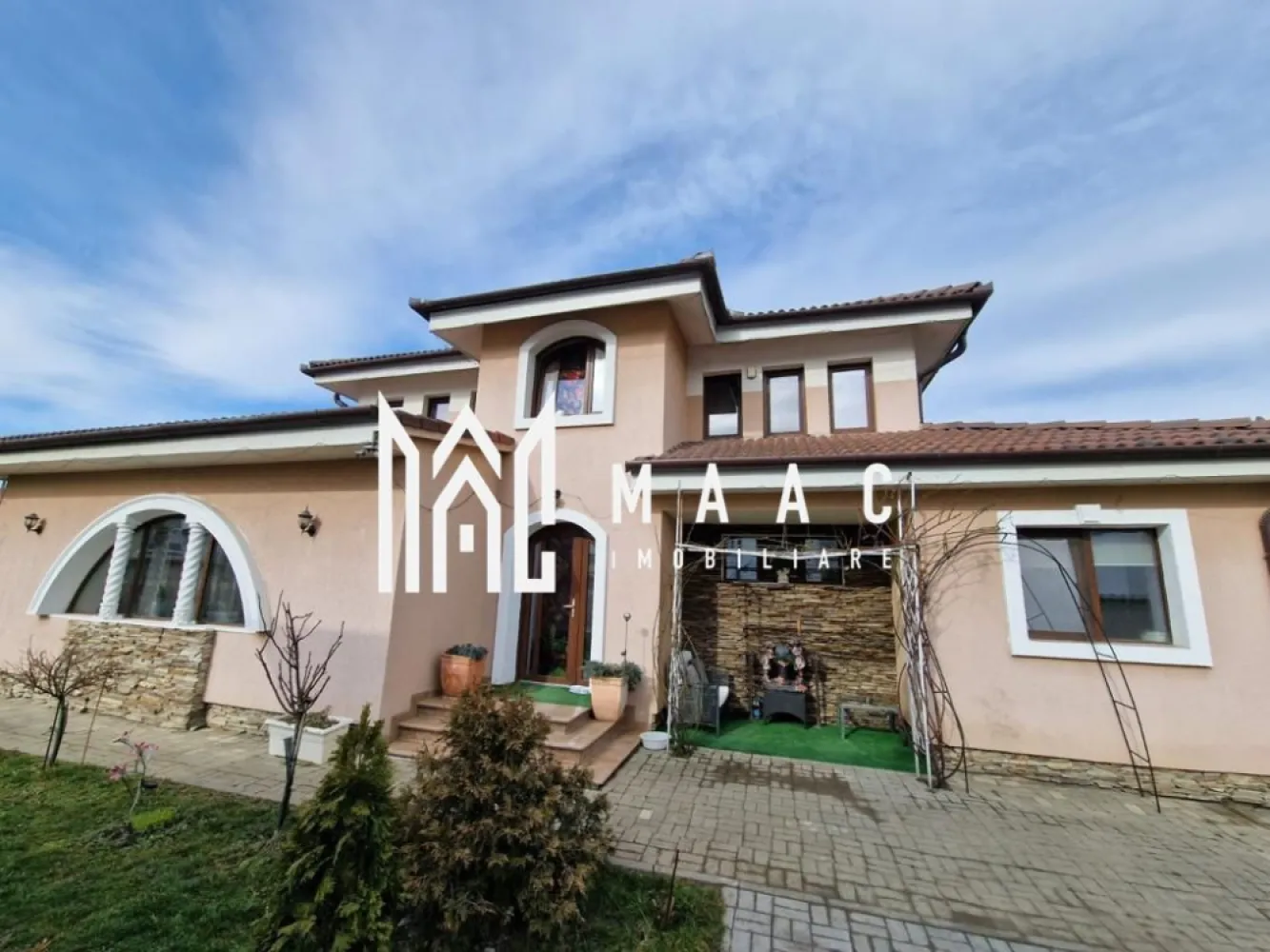 Casa Individuala | 4 Camere | 130 MPU | Selimbar - MAAC Imobiliare va propune spre vanzare o casa individuala cu 4 camere in Selimbar.

Caracteristici principale:
Suprafață utilă: 130 mp
Teren: 600 mp

Structură și compartimentare:
Parter:
Living spațios
Bucătărie modernă
Dormitor
Dressing
Baie
Hol
Casa scării

Etaj:
Două dormitoare
Baie
Hol

Dotări și finisaje:
Curte:
Filigorie închisă cu loc pentru grătar
Toaletă exterioară
Două magazii pentru depozitare
Curte pavată parțial și amenajată cu zone verzi

Interior:
Centrală termică
Geamuri termopan pentru izolație fonică și termică
Izolație termică exterioară
Aer condiționat
Parchet din lemn masiv
Scări interioare din lemn masiv
Uși din lemn masiv
Sistem de supraveghere video pentru securitate
Mobilată și utilată complet

Pentru mai multe detalii, precizati telefonic ca ati vazut anuntul cu ID: CP2072145