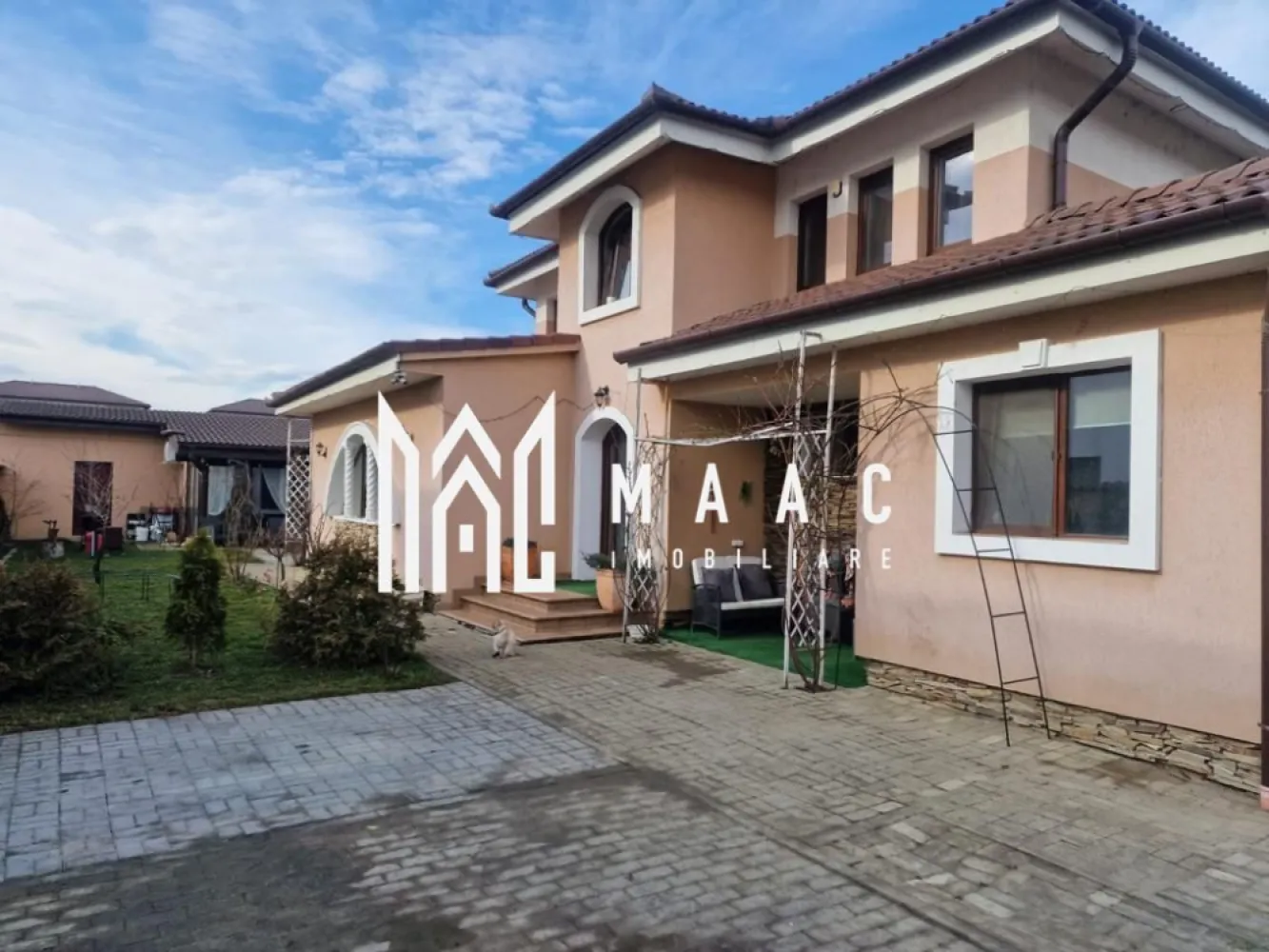 Casa Individuala | 4 Camere | 130 MPU | Selimbar - MAAC Imobiliare va propune spre vanzare o casa individuala cu 4 camere in Selimbar.

Caracteristici principale:
Suprafață utilă: 130 mp
Teren: 600 mp

Structură și compartimentare:
Parter:
Living spațios
Bucătărie modernă
Dormitor
Dressing
Baie
Hol
Casa scării

Etaj:
Două dormitoare
Baie
Hol

Dotări și finisaje:
Curte:
Filigorie închisă cu loc pentru grătar
Toaletă exterioară
Două magazii pentru depozitare
Curte pavată parțial și amenajată cu zone verzi

Interior:
Centrală termică
Geamuri termopan pentru izolație fonică și termică
Izolație termică exterioară
Aer condiționat
Parchet din lemn masiv
Scări interioare din lemn masiv
Uși din lemn masiv
Sistem de supraveghere video pentru securitate
Mobilată și utilată complet

Pentru mai multe detalii, precizati telefonic ca ati vazut anuntul cu ID: CP2072145