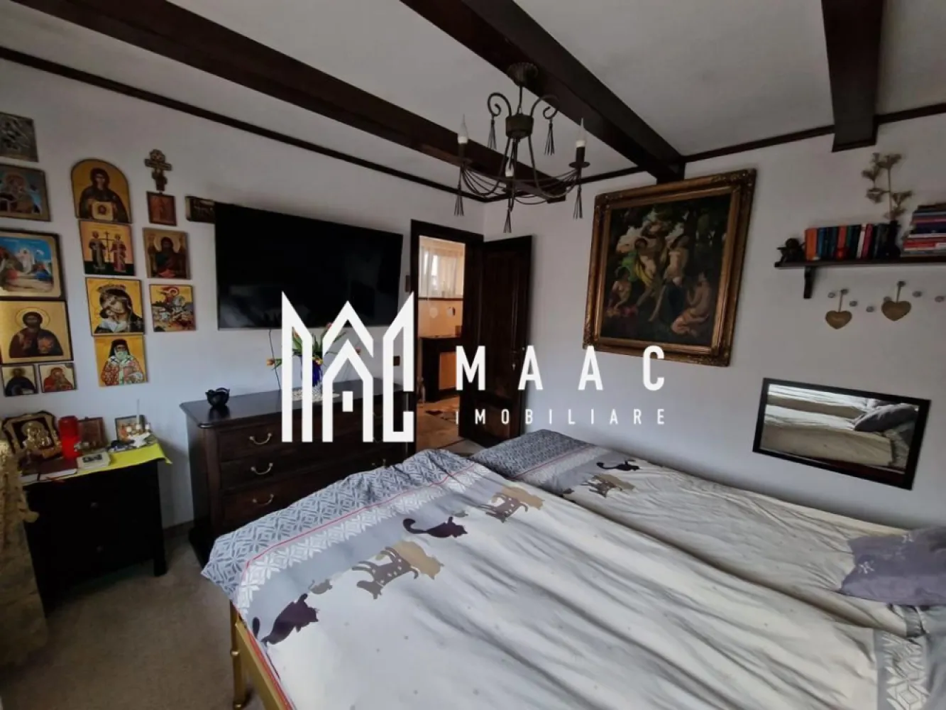 Casa Individuala | 4 Camere | 130 MPU | Selimbar - MAAC Imobiliare va propune spre vanzare o casa individuala cu 4 camere in Selimbar.

Caracteristici principale:
Suprafață utilă: 130 mp
Teren: 600 mp

Structură și compartimentare:
Parter:
Living spațios
Bucătărie modernă
Dormitor
Dressing
Baie
Hol
Casa scării

Etaj:
Două dormitoare
Baie
Hol

Dotări și finisaje:
Curte:
Filigorie închisă cu loc pentru grătar
Toaletă exterioară
Două magazii pentru depozitare
Curte pavată parțial și amenajată cu zone verzi

Interior:
Centrală termică
Geamuri termopan pentru izolație fonică și termică
Izolație termică exterioară
Aer condiționat
Parchet din lemn masiv
Scări interioare din lemn masiv
Uși din lemn masiv
Sistem de supraveghere video pentru securitate
Mobilată și utilată complet

Pentru mai multe detalii, precizati telefonic ca ati vazut anuntul cu ID: CP2072145