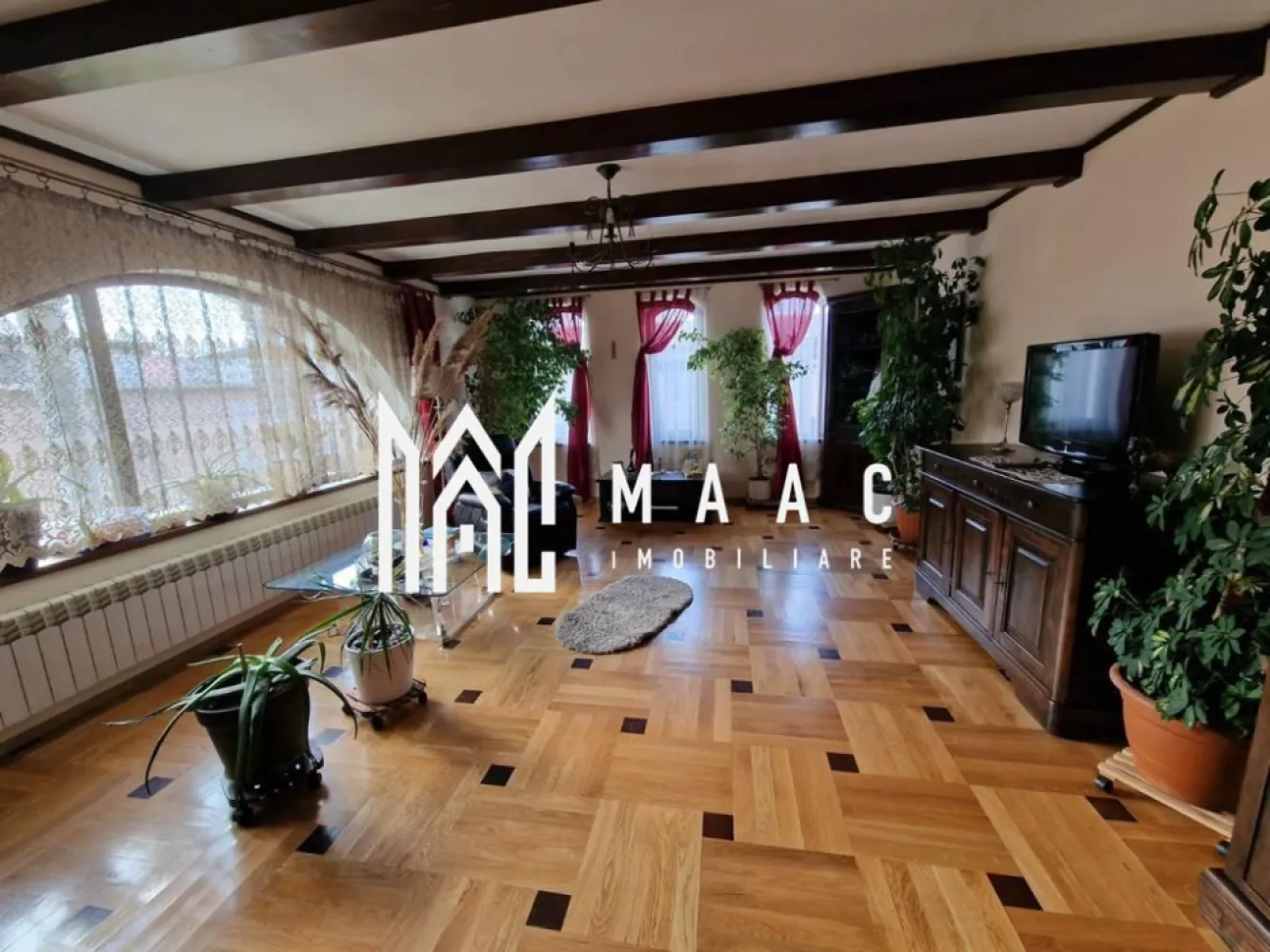 Casa Individuala | 4 Camere | 130 MPU | Selimbar - MAAC Imobiliare va propune spre vanzare o casa individuala cu 4 camere in Selimbar.

Caracteristici principale:
Suprafață utilă: 130 mp
Teren: 600 mp

Structură și compartimentare:
Parter:
Living spațios
Bucătărie modernă
Dormitor
Dressing
Baie
Hol
Casa scării

Etaj:
Două dormitoare
Baie
Hol

Dotări și finisaje:
Curte:
Filigorie închisă cu loc pentru grătar
Toaletă exterioară
Două magazii pentru depozitare
Curte pavată parțial și amenajată cu zone verzi

Interior:
Centrală termică
Geamuri termopan pentru izolație fonică și termică
Izolație termică exterioară
Aer condiționat
Parchet din lemn masiv
Scări interioare din lemn masiv
Uși din lemn masiv
Sistem de supraveghere video pentru securitate
Mobilată și utilată complet

Pentru mai multe detalii, precizati telefonic ca ati vazut anuntul cu ID: CP2072145