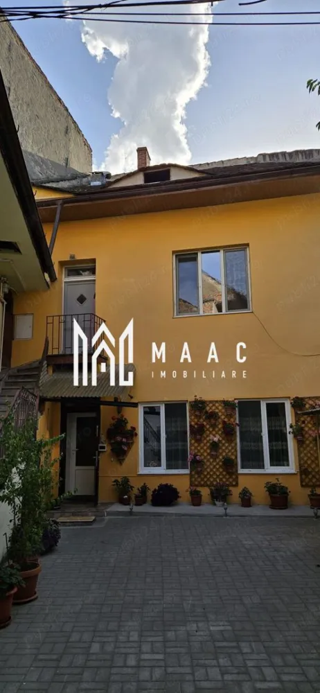 Apartament o camera | 44 mpu | Centrala - Se oferă spre vânzare un apartament decomandat cu suprafața utilă de 44 mpu, situat în zona ultracentrală a Sibiului, în apropiere de centrul istoric, lângă Podul Minciunilor, Piața Mică și Tribunalul Sibiu. Acest apartament confort 1, poziționat la etajul 1 al imobilului, este perfect atât pentru locuit, cât și pentru a fi utilizat ca birou.

Caracteristici principale:

Suprafață utilă: 44 mp
Tip apartament: Decomandat
Etaj: 1
Locație: Zona ultracentrală a Sibiului, lângă Podul Minciunilor, Piața Mică și Tribunalul Sibiu
Componență:

Bucătărie: Mobilată la comandă, echipată cu combină frigorifică, cuptor, plită, hotă
Cameră: Spațioasă și luminoasă
Grup sanitar: Cu cabină de duș și sistem de ventilație
Finisaje și dotări:

Geamuri: Termopan
Uși: PVC la exterior și lemn pe interior
Pereți: Vopsea lavabilă
Pardoseli: Gresie, faianță, parchet laminat
Încălzire: Centrală termică cu sistem pe distribuitoare, calorifere și termostat wireless
Altele: Interfon, izolat la exterior, acoperiș din țiglă schimbat
Spații suplimentare:

Cămară: Aflată lângă intrarea apartamentului
Pivniță: Disponibilă pentru depozitare
Pod: 50% din pod este inclus în proprietate
Curte: Cota parte din curte
Imobilul nu este monument istoric, oferind astfel flexibilitate în amenajare și utilizare.

Pentru mai multe informații și pentru a programa o vizionare, vă rugăm să ne contactați

Pentru mai multe informații sau pentru a programa o vizionare, nu ezitați să ne contactați, specificand ID CP2064269