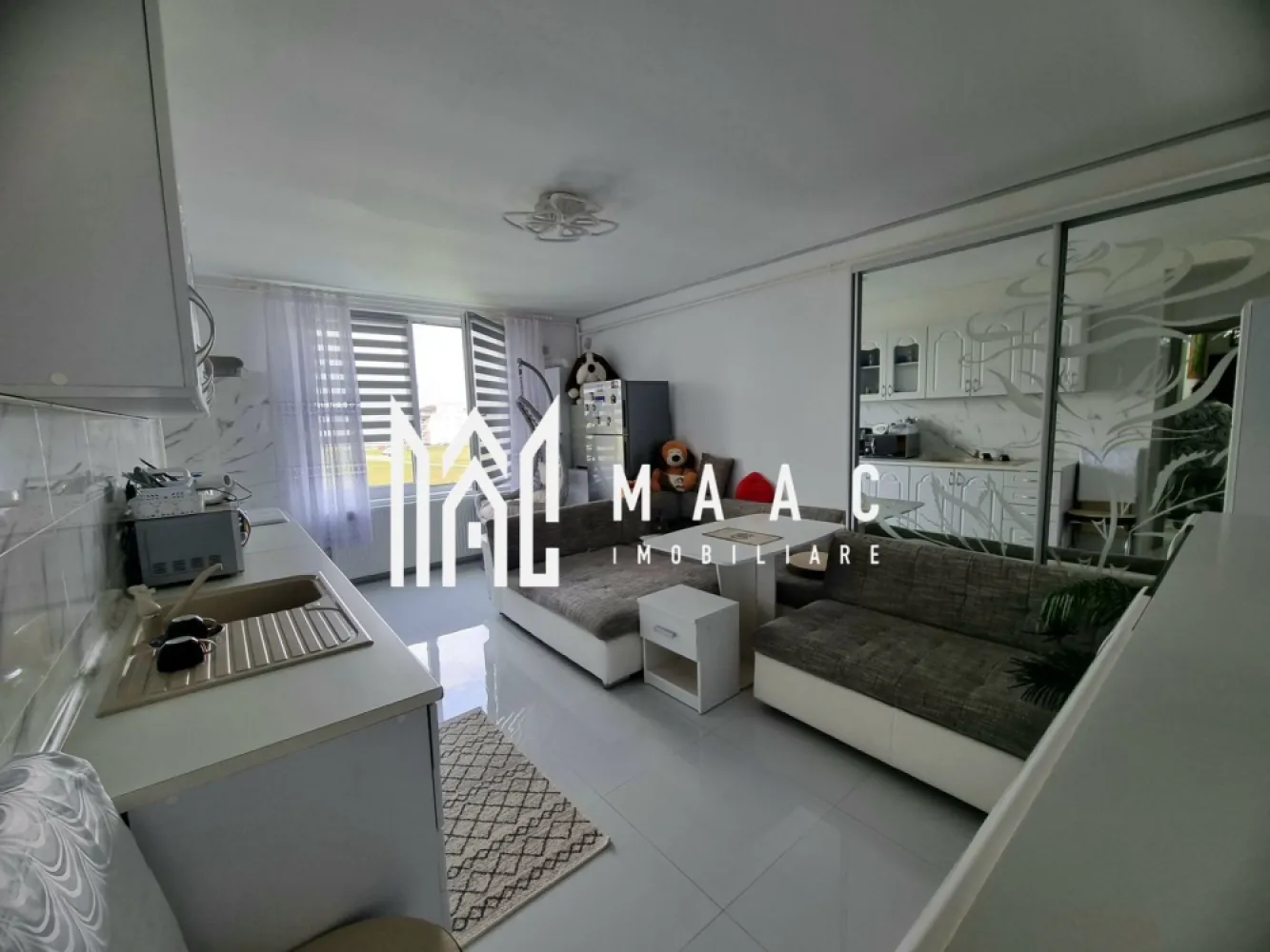 Apartament 3 camere | Balcon | Parțial mobilat | Doamna Stanca - Maac Imobiliare prezintă spre vânzare un apartament modern, decomandat și luminos, situat la etajul 3 din 3 al unui imobil finalizat în 2018. Proprietatea este ideală pentru o familie care își dorește confort, intimitate și o locuință gata de mutat imediat.

Caracteristici principale

Suprafață utilă: 55.75 mp

Suprafață construită: 66.9 mp

Etaj: 3/3

Mobilare: Parțial mobilat

Compartimentare:

3 camere

2 dormitoare

Bucătărie open space cu living

1 baie cu cabină de duș

1 balcon

Avantaje ale proprietății

Imobil nou, finalizat în 2018

Finisaje moderne și bine întreținute

Orientare sudică – lumină naturală pe tot parcursul zilei

Zonă liniștită, cu acces rapid la facilități

Locație ideală

Situat în apropiere de mall, magazine și piață, apartamentul beneficiază de acces rapid la shopping, divertisment și aprovizionare.

Pentru mai multe informații și pentru a programa o vizionare, nu ezitați să contactați specificand ID: CP2826900