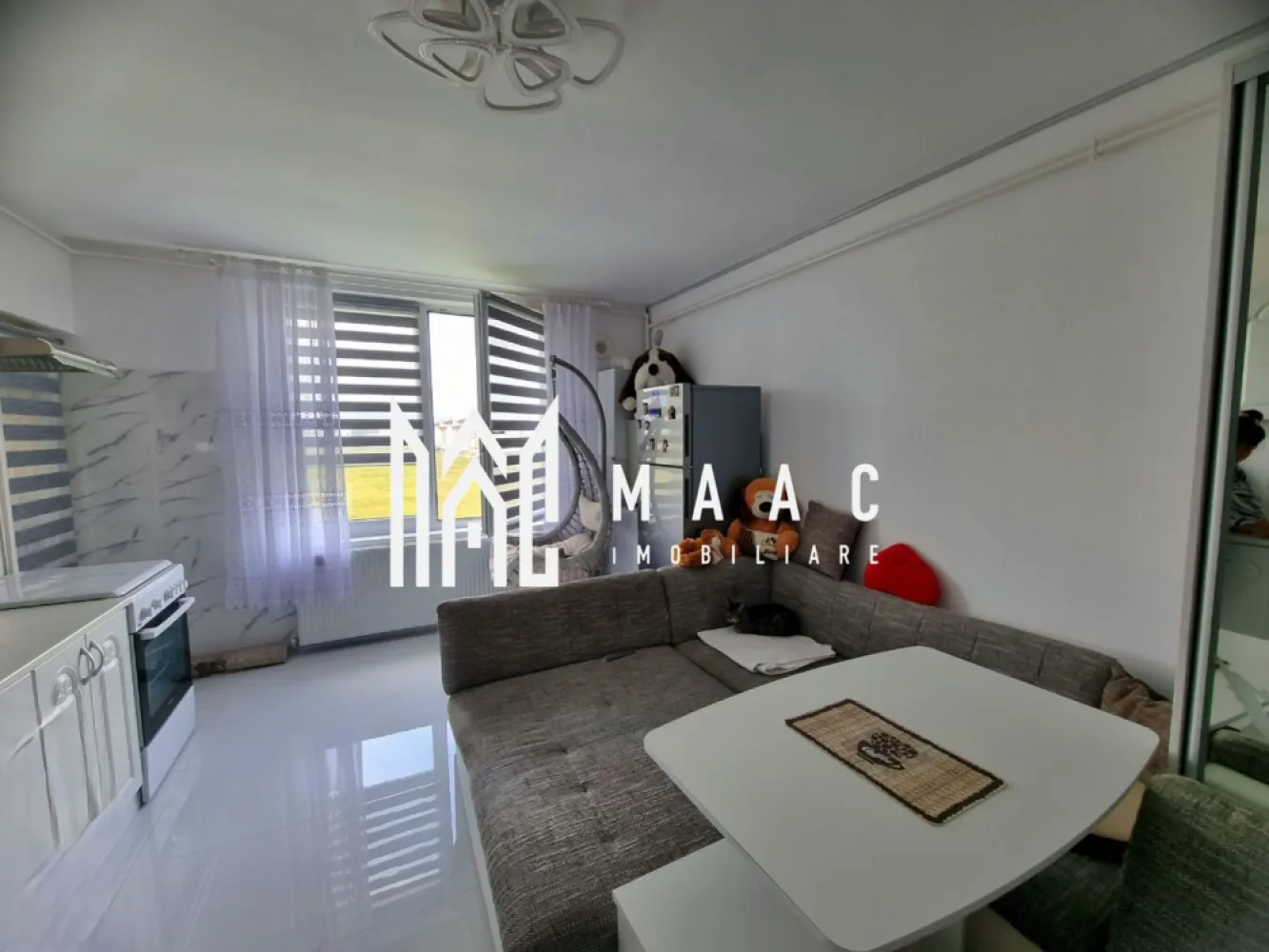 Apartament 3 camere | Balcon | Parțial mobilat | Doamna Stanca - Maac Imobiliare prezintă spre vânzare un apartament modern, decomandat și luminos, situat la etajul 3 din 3 al unui imobil finalizat în 2018. Proprietatea este ideală pentru o familie care își dorește confort, intimitate și o locuință gata de mutat imediat.

Caracteristici principale

Suprafață utilă: 55.75 mp

Suprafață construită: 66.9 mp

Etaj: 3/3

Mobilare: Parțial mobilat

Compartimentare:

3 camere

2 dormitoare

Bucătărie open space cu living

1 baie cu cabină de duș

1 balcon

Avantaje ale proprietății

Imobil nou, finalizat în 2018

Finisaje moderne și bine întreținute

Orientare sudică – lumină naturală pe tot parcursul zilei

Zonă liniștită, cu acces rapid la facilități

Locație ideală

Situat în apropiere de mall, magazine și piață, apartamentul beneficiază de acces rapid la shopping, divertisment și aprovizionare.

Pentru mai multe informații și pentru a programa o vizionare, nu ezitați să contactați specificand ID: CP2826900