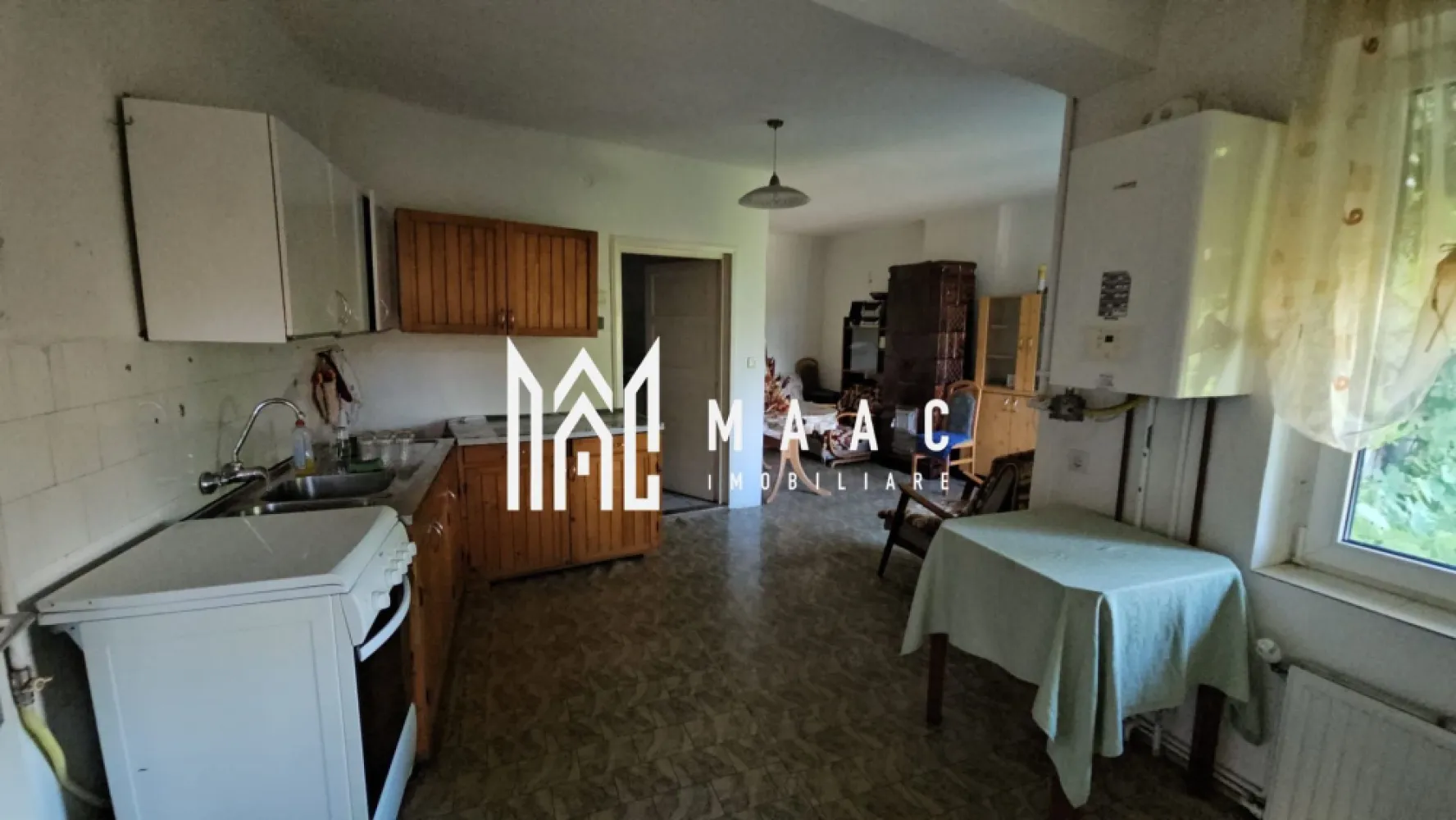 Casa individuala | 5 camere | 1056 mp teren | Cisnadie - MAAC Imobiliare vă propune spre vânzare o casă cu 5 camere situată în orașul Cisnădie, o proprietate potrivită pentru locuire sau investiție, amplasată pe un teren generos care oferă posibilități de extindere și amenajare.

Imobilul are regim de înălțime D + P + P și este compartimentat astfel:

Demisol:
-pivniță
-2 camere
-spațiu pentru living / birou / baie

Parter:
-living
-2 dormitoare
-bucătărie
-baie

Proprietatea beneficiază de un teren în suprafață de 1056 mp, oferind spațiu pentru curte, grădină sau dezvoltări ulterioare.

Pentru imobil există proiect de extindere și etajare, ceea ce oferă posibilitatea valorificării suplimentare a proprietății în funcție de nevoile viitorului proprietar.

Această proprietate este potrivită pentru cei care doresc să investească și să personalizeze locuința după propriile preferințe.

Pentru mai multe detalii, vă rugăm să menționați telefonic că ați văzut anunțul cu CP2063454.