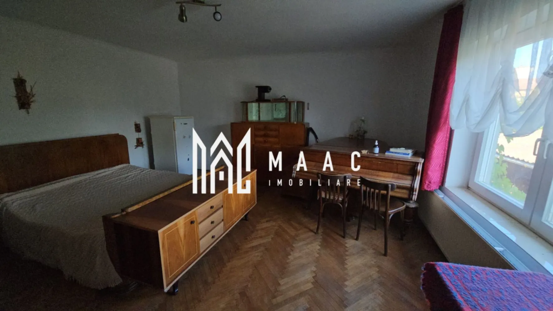 Casa individuala | 5 camere | 1056 mp teren | Cisnadie - MAAC Imobiliare vă propune spre vânzare o casă cu 5 camere situată în orașul Cisnădie, o proprietate potrivită pentru locuire sau investiție, amplasată pe un teren generos care oferă posibilități de extindere și amenajare.

Imobilul are regim de înălțime D + P + P și este compartimentat astfel:

Demisol:
-pivniță
-2 camere
-spațiu pentru living / birou / baie

Parter:
-living
-2 dormitoare
-bucătărie
-baie

Proprietatea beneficiază de un teren în suprafață de 1056 mp, oferind spațiu pentru curte, grădină sau dezvoltări ulterioare.

Pentru imobil există proiect de extindere și etajare, ceea ce oferă posibilitatea valorificării suplimentare a proprietății în funcție de nevoile viitorului proprietar.

Această proprietate este potrivită pentru cei care doresc să investească și să personalizeze locuința după propriile preferințe.

Pentru mai multe detalii, vă rugăm să menționați telefonic că ați văzut anunțul cu CP2063454.