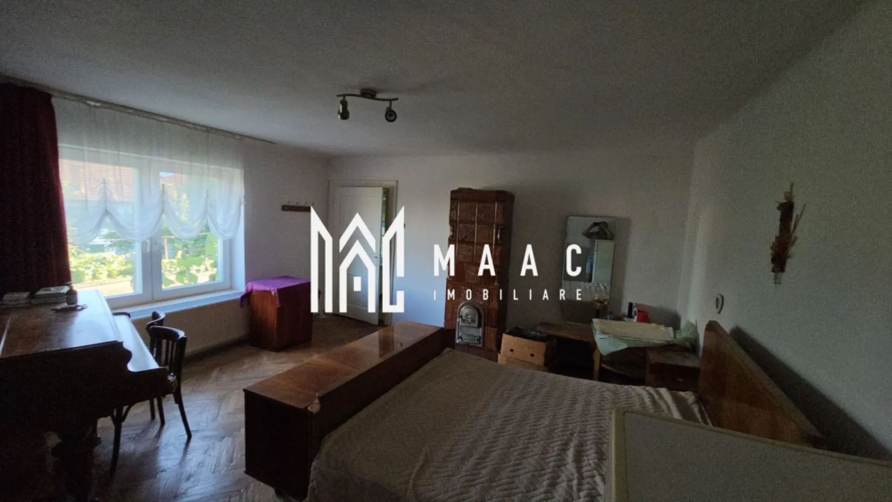 Casa individuala | 5 camere | 1056 mp teren | Cisnadie - MAAC Imobiliare vă propune spre vânzare o casă cu 5 camere situată în orașul Cisnădie, o proprietate potrivită pentru locuire sau investiție, amplasată pe un teren generos care oferă posibilități de extindere și amenajare.

Imobilul are regim de înălțime D + P + P și este compartimentat astfel:

Demisol:
-pivniță
-2 camere
-spațiu pentru living / birou / baie

Parter:
-living
-2 dormitoare
-bucătărie
-baie

Proprietatea beneficiază de un teren în suprafață de 1056 mp, oferind spațiu pentru curte, grădină sau dezvoltări ulterioare.

Pentru imobil există proiect de extindere și etajare, ceea ce oferă posibilitatea valorificării suplimentare a proprietății în funcție de nevoile viitorului proprietar.

Această proprietate este potrivită pentru cei care doresc să investească și să personalizeze locuința după propriile preferințe.

Pentru mai multe detalii, vă rugăm să menționați telefonic că ați văzut anunțul cu CP2063454.
