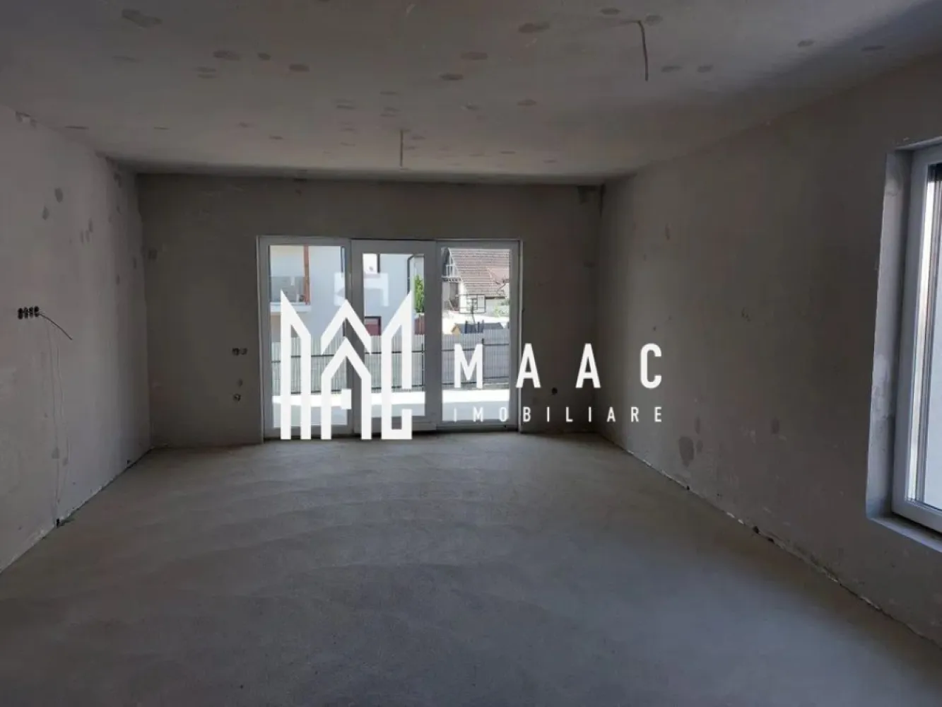 Casa 4 camere | D+P | Garaj | Curte | Pivnita | Selimbar - MAAC imobiliare va prezinta o casa situata in Selimbar formata din Demisol + Parter.

Caracteristici generale:
Suprafața utilă a casei: 160 mp
Structură: Demisol + Parter
Suprafața totală a terenului: 500 mp
Amprenta casei: 180 mp
Teren liber: 276 mp.

Compartimentare:
Demisol:
Cameră tehnică: 17 mp
Pivniță
Garaj: 60 mp

Parter:
3 camere: 18 mp fiecare
Living: 30 mp
Bucătărie: 15 mp
2 băi

Exterior:
Terasa: Situată în spatele casei, ideală pentru momente de relaxare și petrecere a timpului în aer liber

Detalii suplimentare:
Teren liber: 276 mp, oferind un spațiu generos pentru grădină, loc de joacă pentru copii sau alte amenajări exterioare.

Avantaje și beneficii:
Spațiu generos: Suprafața utilă de 160 mp și o compartimentare inteligentă asigură confort și funcționalitate pentru întreaga familie.
Demisol util: Cameră tehnică, pivniță și garaj de 60 mp, oferind spații esențiale pentru depozitare și parcare.
Zonă de zi: Livingul de 30 mp conectat cu bucătăria de 15 mp creează un spațiu deschis.
Camere confortabile: Cele 3 camere de 18 mp fiecare oferă suficient spațiu pentru dormitoare, birouri sau camere pentru oaspeți.
Băi: Două băi la parter, asigurând confort și comoditate.
Teren liber: 276 mp de teren liber oferă multiple posibilități de amenajare exterioară.

Pentru mai multe informații sau pentru a programa o vizionare, nu ezitați să ne contactați, specificand ID CP2058177