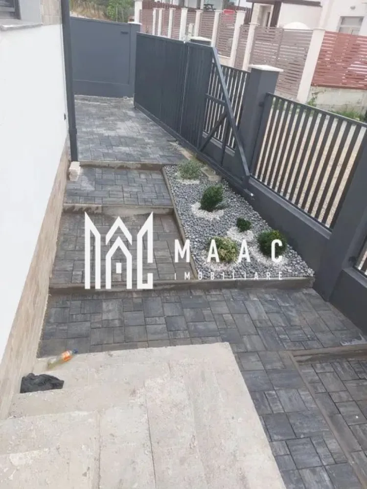Casa 4 camere | D+P | Garaj | Curte | Pivnita | Selimbar - MAAC imobiliare va prezinta o casa situata in Selimbar formata din Demisol + Parter.

Caracteristici generale:
Suprafața utilă a casei: 160 mp
Structură: Demisol + Parter
Suprafața totală a terenului: 500 mp
Amprenta casei: 180 mp
Teren liber: 276 mp.

Compartimentare:
Demisol:
Cameră tehnică: 17 mp
Pivniță
Garaj: 60 mp

Parter:
3 camere: 18 mp fiecare
Living: 30 mp
Bucătărie: 15 mp
2 băi

Exterior:
Terasa: Situată în spatele casei, ideală pentru momente de relaxare și petrecere a timpului în aer liber

Detalii suplimentare:
Teren liber: 276 mp, oferind un spațiu generos pentru grădină, loc de joacă pentru copii sau alte amenajări exterioare.

Avantaje și beneficii:
Spațiu generos: Suprafața utilă de 160 mp și o compartimentare inteligentă asigură confort și funcționalitate pentru întreaga familie.
Demisol util: Cameră tehnică, pivniță și garaj de 60 mp, oferind spații esențiale pentru depozitare și parcare.
Zonă de zi: Livingul de 30 mp conectat cu bucătăria de 15 mp creează un spațiu deschis.
Camere confortabile: Cele 3 camere de 18 mp fiecare oferă suficient spațiu pentru dormitoare, birouri sau camere pentru oaspeți.
Băi: Două băi la parter, asigurând confort și comoditate.
Teren liber: 276 mp de teren liber oferă multiple posibilități de amenajare exterioară.

Pentru mai multe informații sau pentru a programa o vizionare, nu ezitați să ne contactați, specificand ID CP2058177