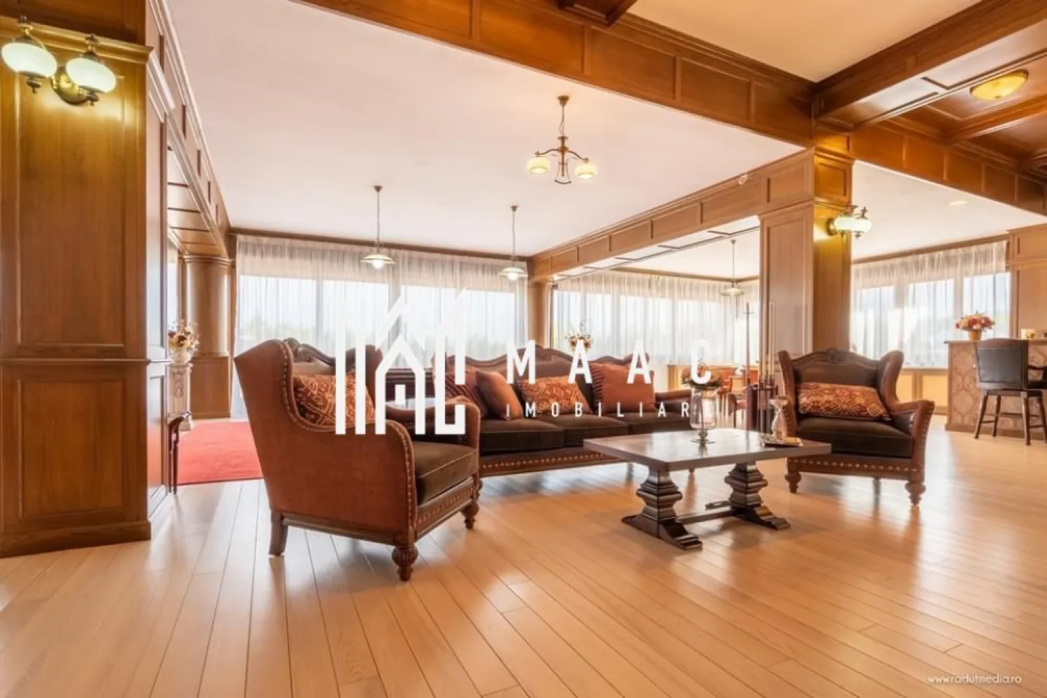 Casa individuala | 9 Camere | 3250 mp | Mobilat LUX - MAAC Imobiliare vă propune spre vânzare o vilă impresionantă, amplasată pe un teren generos de 3.250 mp, proprietate exclusivistă ce oferă un standard ridicat de confort, suprafețe ample și finisaje premium. Cu o suprafață utilă de 769 mp, imobilul este complet finisat și mobilat, pregătit să devină o reședință de prestigiu pentru viitorii proprietari.

Vila este compartimentată eficient și dispune de spații generoase, potrivite atât pentru locuire, cât și pentru activități de relaxare sau socializare.

Compartimentare și funcționalități:
-6 dormitoare spațioase
-5 băi moderne
-Living elegant
-Bar
-Saună
-Bucătărie complet echipată
-Cameră tehnică

Proprietatea beneficiază de facilități excepționale, oferind un nivel ridicat de intimitate și confort:
-Garaj cu capacitate pentru 8 mașini
-Curte mare, individuală, împrejmuită cu zid din cărămidă și perdea de tuia de 2 metri
-Priveliște spectaculoasă către munți
-Finisajele sunt de înaltă calitate și evidențiază atenția la detalii:
-Stâlpi interiori placați cu lemn masiv
-Tapet de calitate superioară
-Tavane casetate
-Scară din lemn masiv
-Parchet stratificat de 1,5 cm grosime
-Tâmplărie tripan din lemn stratificat
-Șemineu
-Uși franțuzești cu deschidere de 2,5 metri și înălțime de 3,3 metri

Imobilul este situat într-o zonă cu acces facil către DN 7, autostradă, mall-uri și diverse magazine, îmbinând avantajele accesibilității urbane cu liniștea și cadrul natural oferit de amplasament.

Pentru mai multe detalii și programarea unei vizionări, vă rugăm să menționați la telefon ID-ul CP2057023.