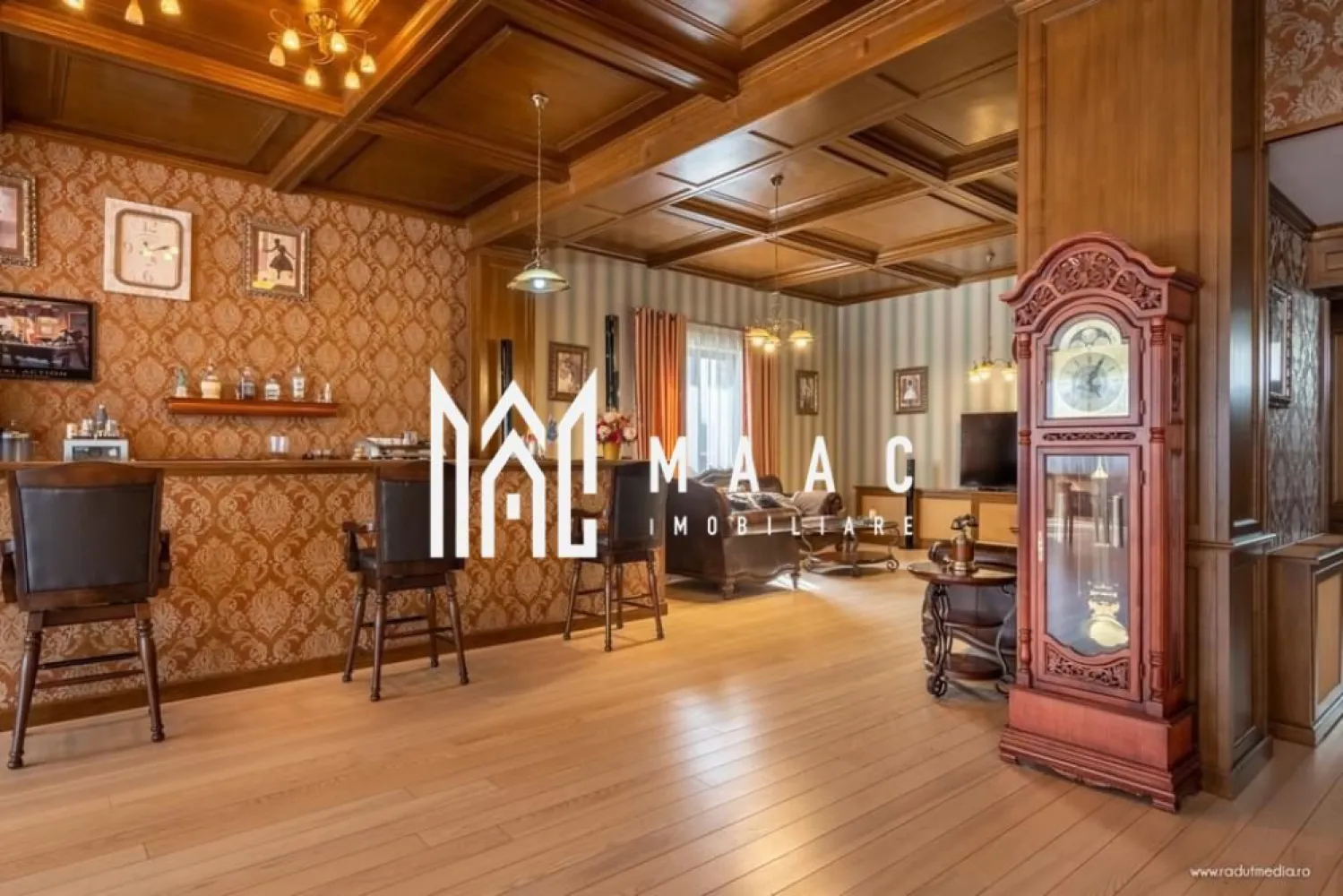 Casa individuala | 9 Camere | 3250 mp | Mobilat LUX - MAAC Imobiliare vă propune spre vânzare o vilă impresionantă, amplasată pe un teren generos de 3.250 mp, proprietate exclusivistă ce oferă un standard ridicat de confort, suprafețe ample și finisaje premium. Cu o suprafață utilă de 769 mp, imobilul este complet finisat și mobilat, pregătit să devină o reședință de prestigiu pentru viitorii proprietari.

Vila este compartimentată eficient și dispune de spații generoase, potrivite atât pentru locuire, cât și pentru activități de relaxare sau socializare.

Compartimentare și funcționalități:
-6 dormitoare spațioase
-5 băi moderne
-Living elegant
-Bar
-Saună
-Bucătărie complet echipată
-Cameră tehnică

Proprietatea beneficiază de facilități excepționale, oferind un nivel ridicat de intimitate și confort:
-Garaj cu capacitate pentru 8 mașini
-Curte mare, individuală, împrejmuită cu zid din cărămidă și perdea de tuia de 2 metri
-Priveliște spectaculoasă către munți
-Finisajele sunt de înaltă calitate și evidențiază atenția la detalii:
-Stâlpi interiori placați cu lemn masiv
-Tapet de calitate superioară
-Tavane casetate
-Scară din lemn masiv
-Parchet stratificat de 1,5 cm grosime
-Tâmplărie tripan din lemn stratificat
-Șemineu
-Uși franțuzești cu deschidere de 2,5 metri și înălțime de 3,3 metri

Imobilul este situat într-o zonă cu acces facil către DN 7, autostradă, mall-uri și diverse magazine, îmbinând avantajele accesibilității urbane cu liniștea și cadrul natural oferit de amplasament.

Pentru mai multe detalii și programarea unei vizionări, vă rugăm să menționați la telefon ID-ul CP2057023.