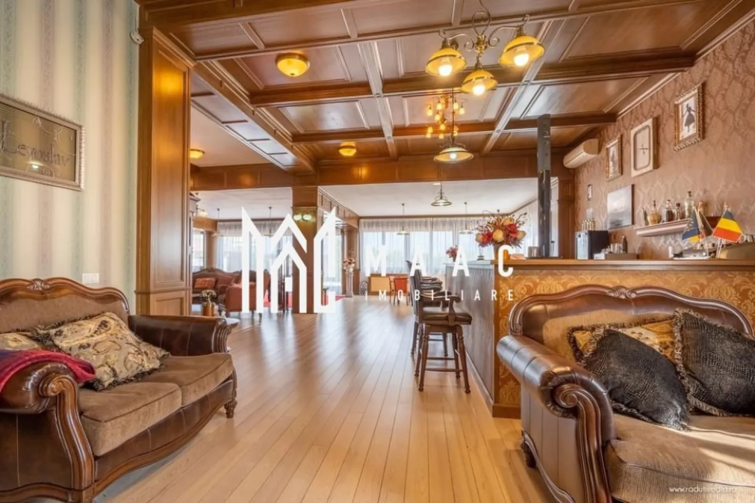 Casa individuala | 9 Camere | 3250 mp | Mobilat LUX - MAAC Imobiliare vă propune spre vânzare o vilă impresionantă, amplasată pe un teren generos de 3.250 mp, proprietate exclusivistă ce oferă un standard ridicat de confort, suprafețe ample și finisaje premium. Cu o suprafață utilă de 769 mp, imobilul este complet finisat și mobilat, pregătit să devină o reședință de prestigiu pentru viitorii proprietari.

Vila este compartimentată eficient și dispune de spații generoase, potrivite atât pentru locuire, cât și pentru activități de relaxare sau socializare.

Compartimentare și funcționalități:
-6 dormitoare spațioase
-5 băi moderne
-Living elegant
-Bar
-Saună
-Bucătărie complet echipată
-Cameră tehnică

Proprietatea beneficiază de facilități excepționale, oferind un nivel ridicat de intimitate și confort:
-Garaj cu capacitate pentru 8 mașini
-Curte mare, individuală, împrejmuită cu zid din cărămidă și perdea de tuia de 2 metri
-Priveliște spectaculoasă către munți
-Finisajele sunt de înaltă calitate și evidențiază atenția la detalii:
-Stâlpi interiori placați cu lemn masiv
-Tapet de calitate superioară
-Tavane casetate
-Scară din lemn masiv
-Parchet stratificat de 1,5 cm grosime
-Tâmplărie tripan din lemn stratificat
-Șemineu
-Uși franțuzești cu deschidere de 2,5 metri și înălțime de 3,3 metri

Imobilul este situat într-o zonă cu acces facil către DN 7, autostradă, mall-uri și diverse magazine, îmbinând avantajele accesibilității urbane cu liniștea și cadrul natural oferit de amplasament.

Pentru mai multe detalii și programarea unei vizionări, vă rugăm să menționați la telefon ID-ul CP2057023.