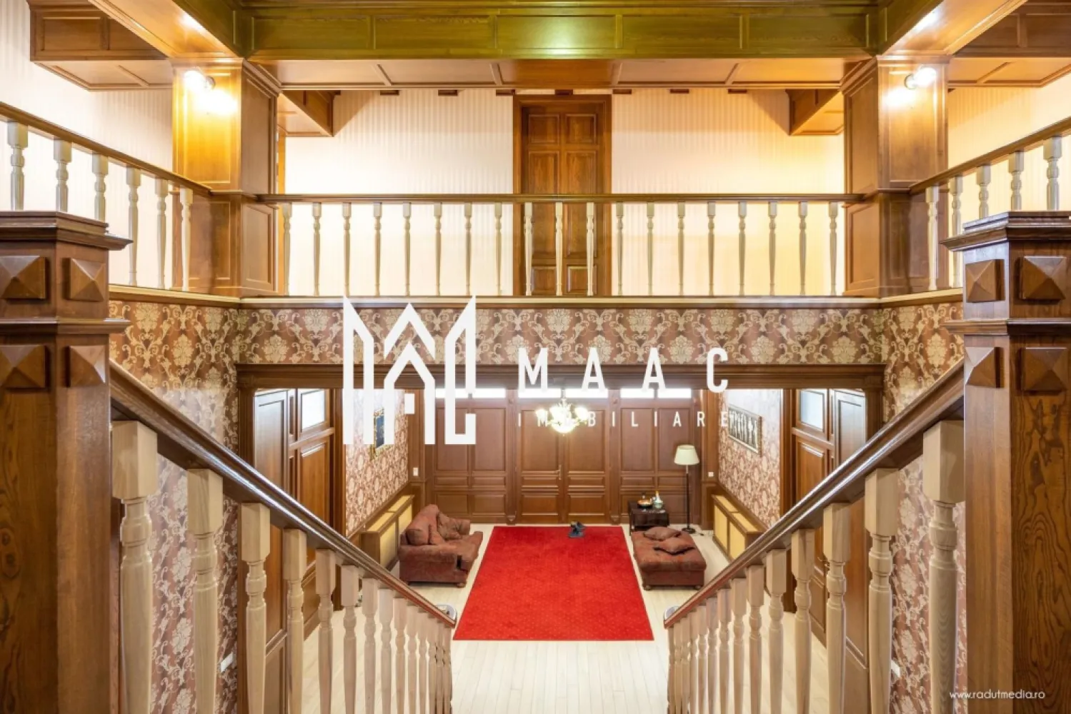 Casa individuala | 9 Camere | 3250 mp | Mobilat LUX - MAAC Imobiliare vă propune spre vânzare o vilă impresionantă, amplasată pe un teren generos de 3.250 mp, proprietate exclusivistă ce oferă un standard ridicat de confort, suprafețe ample și finisaje premium. Cu o suprafață utilă de 769 mp, imobilul este complet finisat și mobilat, pregătit să devină o reședință de prestigiu pentru viitorii proprietari.

Vila este compartimentată eficient și dispune de spații generoase, potrivite atât pentru locuire, cât și pentru activități de relaxare sau socializare.

Compartimentare și funcționalități:
-6 dormitoare spațioase
-5 băi moderne
-Living elegant
-Bar
-Saună
-Bucătărie complet echipată
-Cameră tehnică

Proprietatea beneficiază de facilități excepționale, oferind un nivel ridicat de intimitate și confort:
-Garaj cu capacitate pentru 8 mașini
-Curte mare, individuală, împrejmuită cu zid din cărămidă și perdea de tuia de 2 metri
-Priveliște spectaculoasă către munți
-Finisajele sunt de înaltă calitate și evidențiază atenția la detalii:
-Stâlpi interiori placați cu lemn masiv
-Tapet de calitate superioară
-Tavane casetate
-Scară din lemn masiv
-Parchet stratificat de 1,5 cm grosime
-Tâmplărie tripan din lemn stratificat
-Șemineu
-Uși franțuzești cu deschidere de 2,5 metri și înălțime de 3,3 metri

Imobilul este situat într-o zonă cu acces facil către DN 7, autostradă, mall-uri și diverse magazine, îmbinând avantajele accesibilității urbane cu liniștea și cadrul natural oferit de amplasament.

Pentru mai multe detalii și programarea unei vizionări, vă rugăm să menționați la telefon ID-ul CP2057023.