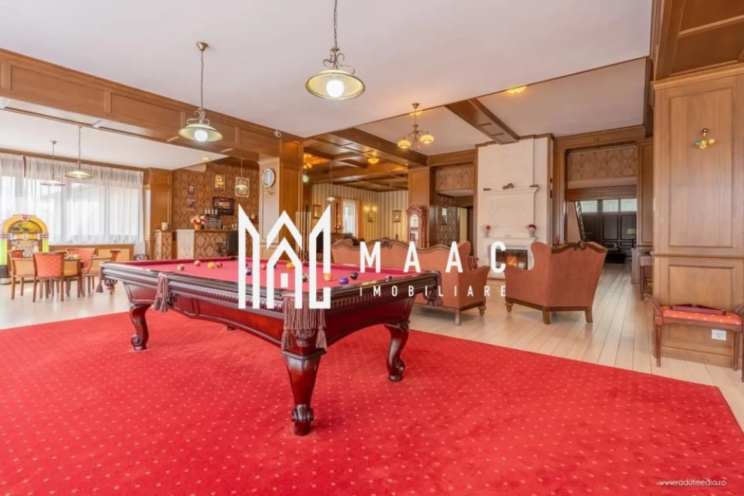 Casa individuala | 9 Camere | 3250 mp | Mobilat LUX - MAAC Imobiliare vă propune spre vânzare o vilă impresionantă, amplasată pe un teren generos de 3.250 mp, proprietate exclusivistă ce oferă un standard ridicat de confort, suprafețe ample și finisaje premium. Cu o suprafață utilă de 769 mp, imobilul este complet finisat și mobilat, pregătit să devină o reședință de prestigiu pentru viitorii proprietari.

Vila este compartimentată eficient și dispune de spații generoase, potrivite atât pentru locuire, cât și pentru activități de relaxare sau socializare.

Compartimentare și funcționalități:
-6 dormitoare spațioase
-5 băi moderne
-Living elegant
-Bar
-Saună
-Bucătărie complet echipată
-Cameră tehnică

Proprietatea beneficiază de facilități excepționale, oferind un nivel ridicat de intimitate și confort:
-Garaj cu capacitate pentru 8 mașini
-Curte mare, individuală, împrejmuită cu zid din cărămidă și perdea de tuia de 2 metri
-Priveliște spectaculoasă către munți
-Finisajele sunt de înaltă calitate și evidențiază atenția la detalii:
-Stâlpi interiori placați cu lemn masiv
-Tapet de calitate superioară
-Tavane casetate
-Scară din lemn masiv
-Parchet stratificat de 1,5 cm grosime
-Tâmplărie tripan din lemn stratificat
-Șemineu
-Uși franțuzești cu deschidere de 2,5 metri și înălțime de 3,3 metri

Imobilul este situat într-o zonă cu acces facil către DN 7, autostradă, mall-uri și diverse magazine, îmbinând avantajele accesibilității urbane cu liniștea și cadrul natural oferit de amplasament.

Pentru mai multe detalii și programarea unei vizionări, vă rugăm să menționați la telefon ID-ul CP2057023.
