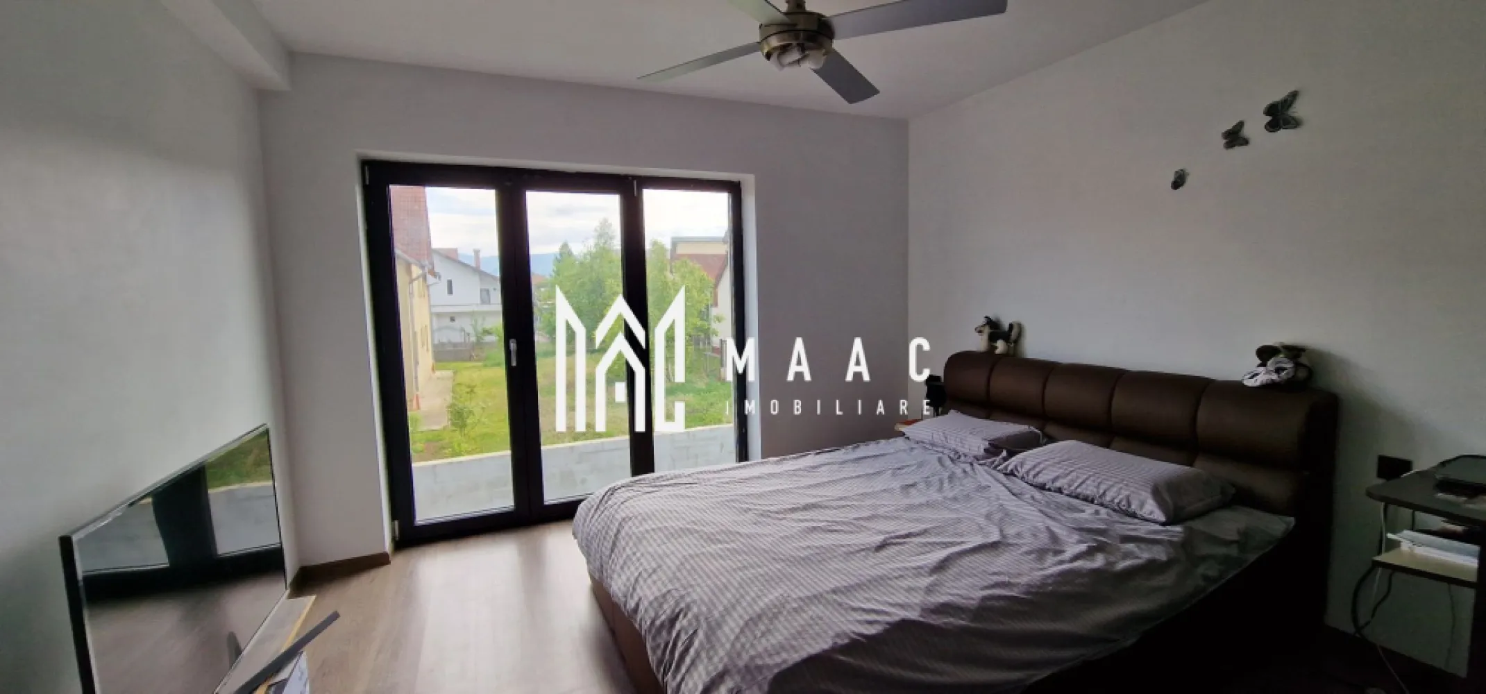 Casa 4 Camere | 122 MPU | Individuala | Triajului - MAAC Imobiliare va prezintă o casă modernă și spațioasă, construită în 2021, situată în Șelimbăr, pe o stradă liniștită și iluminată. Această proprietate este ideală pentru familii și oferă multiple posibilități de personalizare.

Detalii Structurale și Compartimentare:
Parter: Include un living generos, o baie complet utilată și o bucătărie modernă.
Etaj: Dispune de trei dormitoare luminoase și o baie, cu mențiunea că baia și una dintre camere sunt încă nefinisate, permițând personalizarea după preferințele noului proprietar.

Caracteristici Speciale:
Finisaje: Casa beneficiază de finisaje de înaltă calitate, inclusiv izolație cu vată bazaltică Rockwool, ferestre cu 7 camere pentru o eficiență energetică superioară și încălzire în pardoseală pentru confort maxim.

Detalii Exterioare:
Teren: Suprafața totală a terenului este de 300 mp, oferind suficient spațiu pentru amenajări exterioare.
Amprentă la sol: Casa ocupă 68 mp, iar suprafața utilă pe fiecare nivel este de 54 mp.
Deschidere: Frontul stradal este de 17,5 m, facilitând accesul și oferind multiple posibilități de amenajare peisagistică.

Pentru mai multe informatii specificati ca ati vazut anunutul cu ID: CP2053089