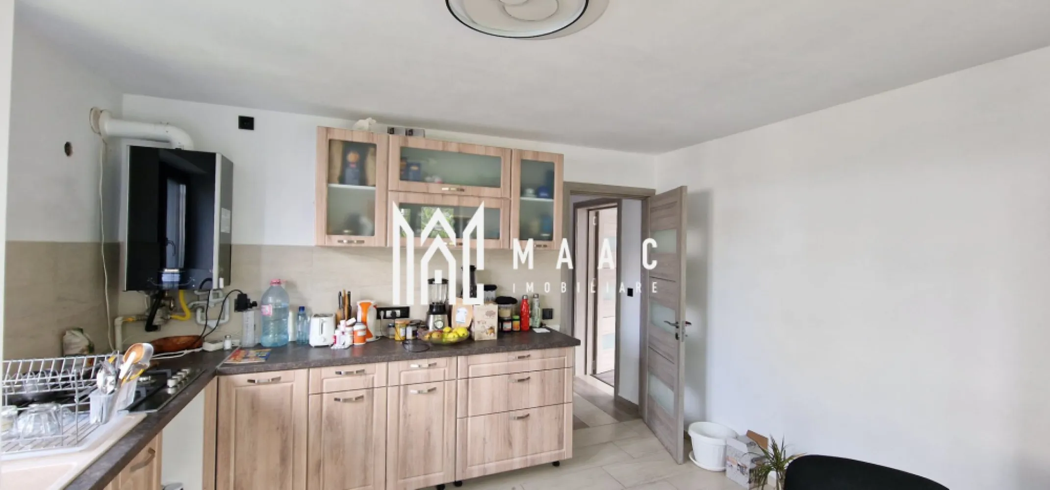 Casa 4 Camere | 122 MPU | Individuala | Triajului - MAAC Imobiliare va prezintă o casă modernă și spațioasă, construită în 2021, situată în Șelimbăr, pe o stradă liniștită și iluminată. Această proprietate este ideală pentru familii și oferă multiple posibilități de personalizare.

Detalii Structurale și Compartimentare:
Parter: Include un living generos, o baie complet utilată și o bucătărie modernă.
Etaj: Dispune de trei dormitoare luminoase și o baie, cu mențiunea că baia și una dintre camere sunt încă nefinisate, permițând personalizarea după preferințele noului proprietar.

Caracteristici Speciale:
Finisaje: Casa beneficiază de finisaje de înaltă calitate, inclusiv izolație cu vată bazaltică Rockwool, ferestre cu 7 camere pentru o eficiență energetică superioară și încălzire în pardoseală pentru confort maxim.

Detalii Exterioare:
Teren: Suprafața totală a terenului este de 300 mp, oferind suficient spațiu pentru amenajări exterioare.
Amprentă la sol: Casa ocupă 68 mp, iar suprafața utilă pe fiecare nivel este de 54 mp.
Deschidere: Frontul stradal este de 17,5 m, facilitând accesul și oferind multiple posibilități de amenajare peisagistică.

Pentru mai multe informatii specificati ca ati vazut anunutul cu ID: CP2053089