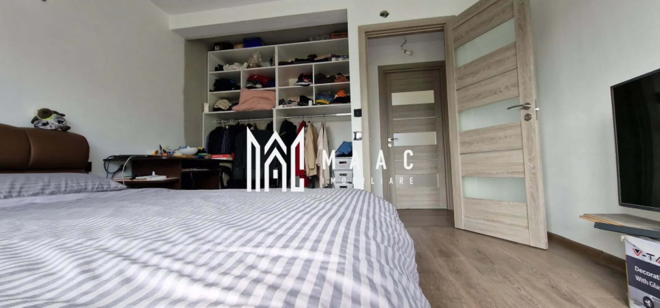 Casa 4 Camere | 122 MPU | Individuala | Triajului - MAAC Imobiliare va prezintă o casă modernă și spațioasă, construită în 2021, situată în Șelimbăr, pe o stradă liniștită și iluminată. Această proprietate este ideală pentru familii și oferă multiple posibilități de personalizare.

Detalii Structurale și Compartimentare:
Parter: Include un living generos, o baie complet utilată și o bucătărie modernă.
Etaj: Dispune de trei dormitoare luminoase și o baie, cu mențiunea că baia și una dintre camere sunt încă nefinisate, permițând personalizarea după preferințele noului proprietar.

Caracteristici Speciale:
Finisaje: Casa beneficiază de finisaje de înaltă calitate, inclusiv izolație cu vată bazaltică Rockwool, ferestre cu 7 camere pentru o eficiență energetică superioară și încălzire în pardoseală pentru confort maxim.

Detalii Exterioare:
Teren: Suprafața totală a terenului este de 300 mp, oferind suficient spațiu pentru amenajări exterioare.
Amprentă la sol: Casa ocupă 68 mp, iar suprafața utilă pe fiecare nivel este de 54 mp.
Deschidere: Frontul stradal este de 17,5 m, facilitând accesul și oferind multiple posibilități de amenajare peisagistică.

Pentru mai multe informatii specificati ca ati vazut anunutul cu ID: CP2053089