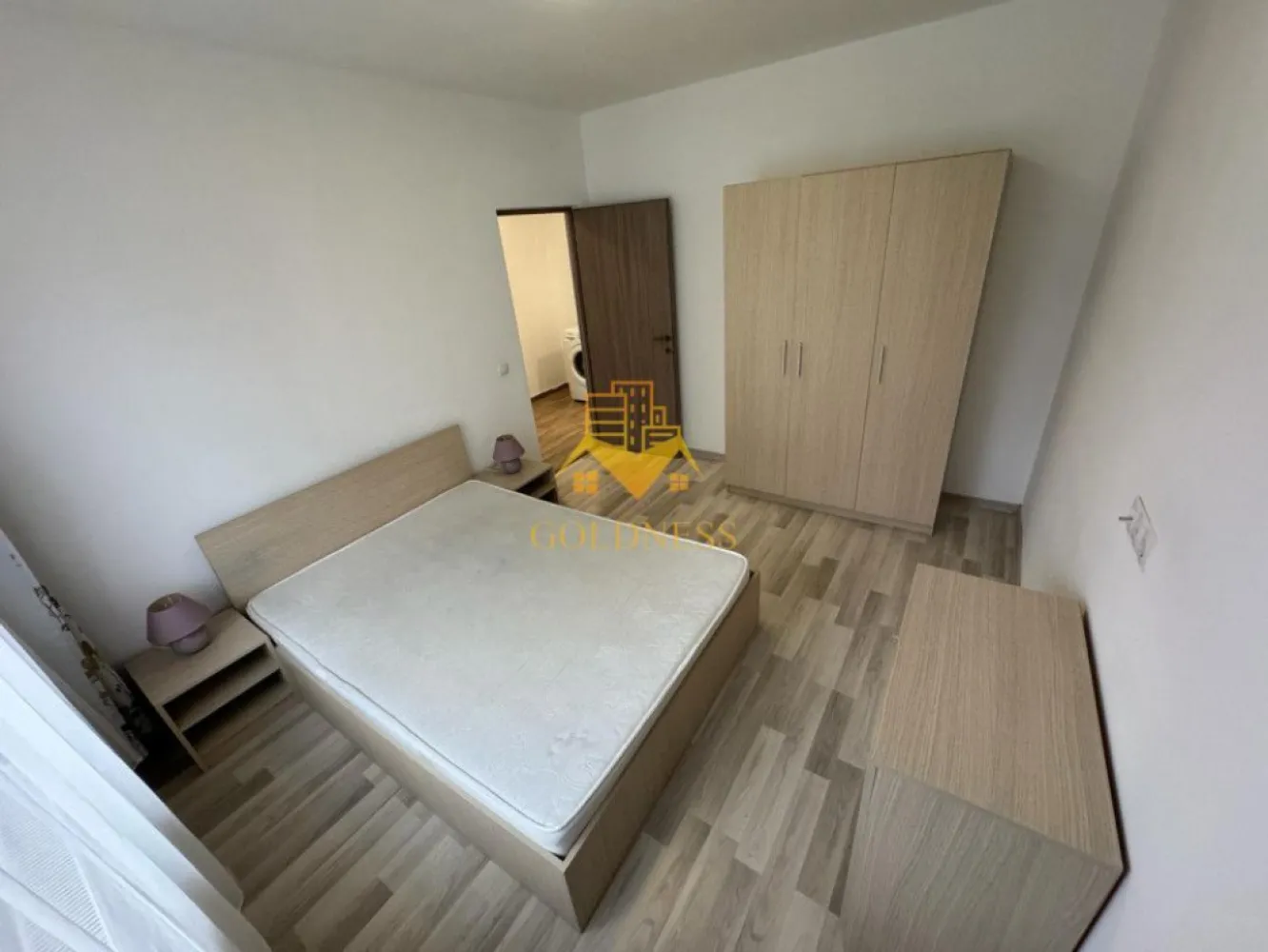 2 camere decomandate, modern, parcare, Cartierul Buna Ziua, Zona Audi - GOLDNESS Imobiliare vă propune spre închiriere un apartament cu 2 camere decomandate complet mobilat și utilat, la etajul 1 într-un imobil de 4 etaje, în cartierul Buna Ziua. Apartamentul este compartimentat astfel:
 - 1 dormitor cu pat matrimonial, dulap pentru haine, noptiere
 - 1 dormitor cu canapea extensibila, spatiu pentru depozitare
 - bucataria complet utilată, loc de servit masa 
 - baie cu vana, calorifer port prosop inox și dulap pentru depozitare.

Imobilul este dotat cu toate cele necesare- centrală pe bloc , frigider, aragaz, frigider etc. 
Se află în apropierea stațiilor de transport în comun, magazine, restaurante, spații verzi, farmacii, etc. 
Dispune de loc de parcare!

Dacă sunteți interesați de acest apartament și doriți să îl vizionați, dar și pentru alte oferte sau detalii nu ezitați să ne contactați telefonic sau prin e-mail - goldnessimobiliare@gmail.com. Vă stăm la dispoziție!
Pentru intermediere se percepe un comision de 50% din prețul chiriei!