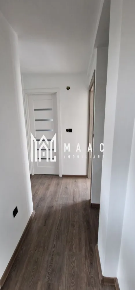 Casa 4 Camere | 122 MPU | Individuala | Triajului - MAAC Imobiliare va prezintă o casă modernă și spațioasă, construită în 2021, situată în Șelimbăr, pe o stradă liniștită și iluminată. Această proprietate este ideală pentru familii și oferă multiple posibilități de personalizare.

Detalii Structurale și Compartimentare:
Parter: Include un living generos, o baie complet utilată și o bucătărie modernă.
Etaj: Dispune de trei dormitoare luminoase și o baie, cu mențiunea că baia și una dintre camere sunt încă nefinisate, permițând personalizarea după preferințele noului proprietar.

Caracteristici Speciale:
Finisaje: Casa beneficiază de finisaje de înaltă calitate, inclusiv izolație cu vată bazaltică Rockwool, ferestre cu 7 camere pentru o eficiență energetică superioară și încălzire în pardoseală pentru confort maxim.

Detalii Exterioare:
Teren: Suprafața totală a terenului este de 300 mp, oferind suficient spațiu pentru amenajări exterioare.
Amprentă la sol: Casa ocupă 68 mp, iar suprafața utilă pe fiecare nivel este de 54 mp.
Deschidere: Frontul stradal este de 17,5 m, facilitând accesul și oferind multiple posibilități de amenajare peisagistică.

Pentru mai multe informatii specificati ca ati vazut anunutul cu ID: CP2053089