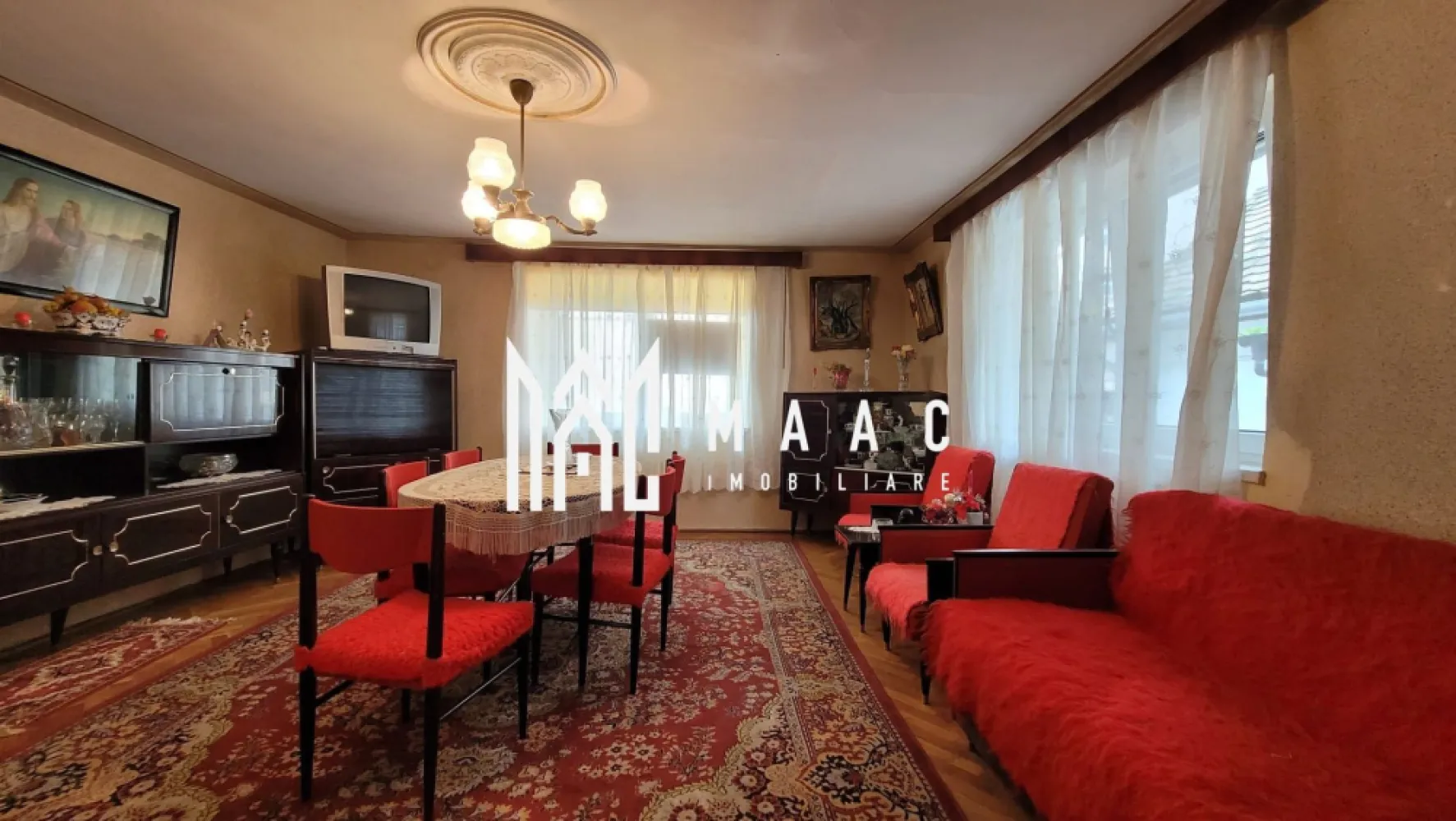 Casa Individuala | Ultracentral | Acces auto | Pivnita - MAAC Imobiliare vă propune spre vânzare o casă individuală situată în Centrul orașului, o proprietate potrivită atât pentru locuință, cât și pentru investiție, datorită poziționării ultracentrale și accesului facil la toate facilitățile urbane. Imobilul este disponibil imediat și oferă un echilibru între confort, funcționalitate și potențial de valorificare.

Casa are o suprafață utilă de 78 mp, o suprafață construită desfășurată de 110 mp și o suprafață construită la sol de 99 mp, fiind amplasată pe un teren de 160 mp. Construcția este realizată din cărămidă, cu acoperiș din țiglă, și se află într-o stare bună.

Caracteristici principale:
-Suprafață utilă: 78 mp
-Suprafață construită desfășurată: 110 mp
-Suprafață construită la sol: 99 mp
-Suprafață teren: 160 mp
-Subsol: 1
-Pod: da
-Pivniță: 56 mp

Compartimentarea include 1 bucătărie închisă și 1 baie. Proprietatea este dotată cu aragaz, cadă și TV și se vinde parțial mobilată.

Utilități și dotări:
-Apă, canalizare, curent, gaz, CATV, internet, telefon
-Apometre, contor electric și contor gaz
-Ferestre PVC cu geam termopan
-Ușă de intrare din lemn și uși interioare din lemn
-Pereți finisați cu faianță și vopsea lavabilă
-Podele din gresie
-Curte proprie și WC serviciu
-Parcare deschisă și conexiune wireless

Imobilul beneficiază de străzi asfaltate, iluminat stradal și acces la mijloace de transport în comun, având vedere spre oraș și fiind amplasat într-o zonă bine conectată la infrastructura urbană. Datorită poziției centrale și a caracteristicilor sale, proprietatea reprezintă o opțiune atractivă pentru locuire sau pentru investiție în zona centrală.

Pentru mai multe informații precizați telefonic că ați văzut anunțul cu CP2051806.