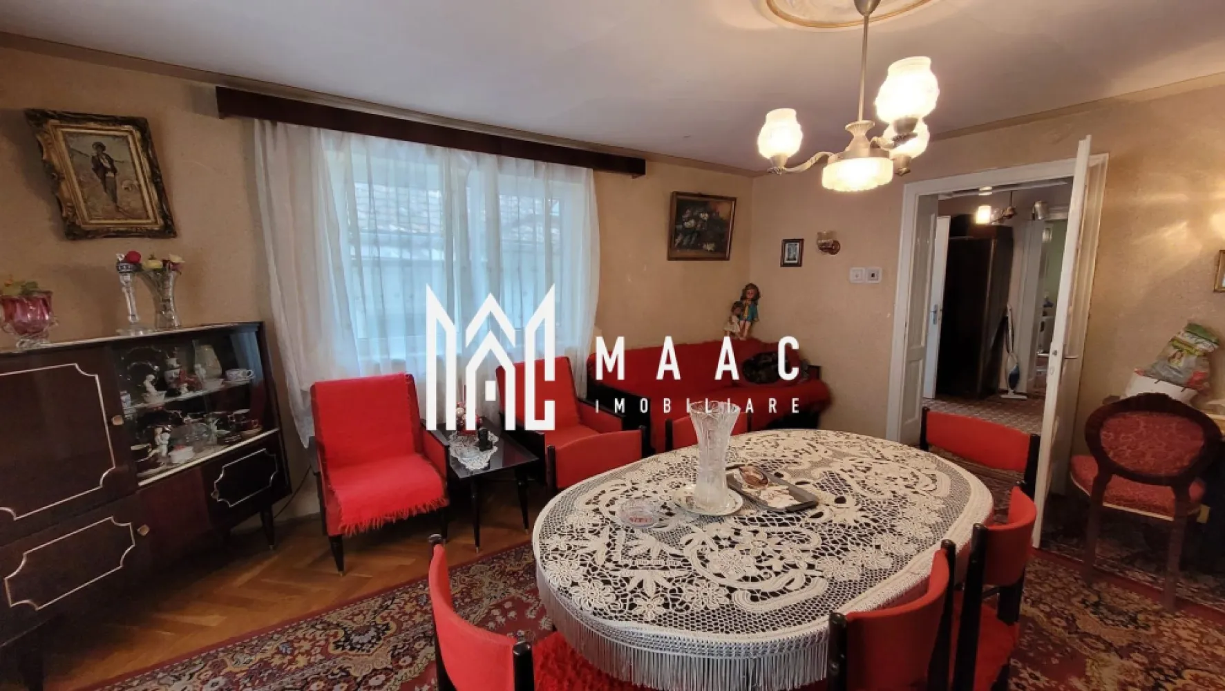 Casa Individuala | Ultracentral | Acces auto | Pivnita - MAAC Imobiliare vă propune spre vânzare o casă individuală situată în Centrul orașului, o proprietate potrivită atât pentru locuință, cât și pentru investiție, datorită poziționării ultracentrale și accesului facil la toate facilitățile urbane. Imobilul este disponibil imediat și oferă un echilibru între confort, funcționalitate și potențial de valorificare.

Casa are o suprafață utilă de 78 mp, o suprafață construită desfășurată de 110 mp și o suprafață construită la sol de 99 mp, fiind amplasată pe un teren de 160 mp. Construcția este realizată din cărămidă, cu acoperiș din țiglă, și se află într-o stare bună.

Caracteristici principale:
-Suprafață utilă: 78 mp
-Suprafață construită desfășurată: 110 mp
-Suprafață construită la sol: 99 mp
-Suprafață teren: 160 mp
-Subsol: 1
-Pod: da
-Pivniță: 56 mp

Compartimentarea include 1 bucătărie închisă și 1 baie. Proprietatea este dotată cu aragaz, cadă și TV și se vinde parțial mobilată.

Utilități și dotări:
-Apă, canalizare, curent, gaz, CATV, internet, telefon
-Apometre, contor electric și contor gaz
-Ferestre PVC cu geam termopan
-Ușă de intrare din lemn și uși interioare din lemn
-Pereți finisați cu faianță și vopsea lavabilă
-Podele din gresie
-Curte proprie și WC serviciu
-Parcare deschisă și conexiune wireless

Imobilul beneficiază de străzi asfaltate, iluminat stradal și acces la mijloace de transport în comun, având vedere spre oraș și fiind amplasat într-o zonă bine conectată la infrastructura urbană. Datorită poziției centrale și a caracteristicilor sale, proprietatea reprezintă o opțiune atractivă pentru locuire sau pentru investiție în zona centrală.

Pentru mai multe informații precizați telefonic că ați văzut anunțul cu CP2051806.