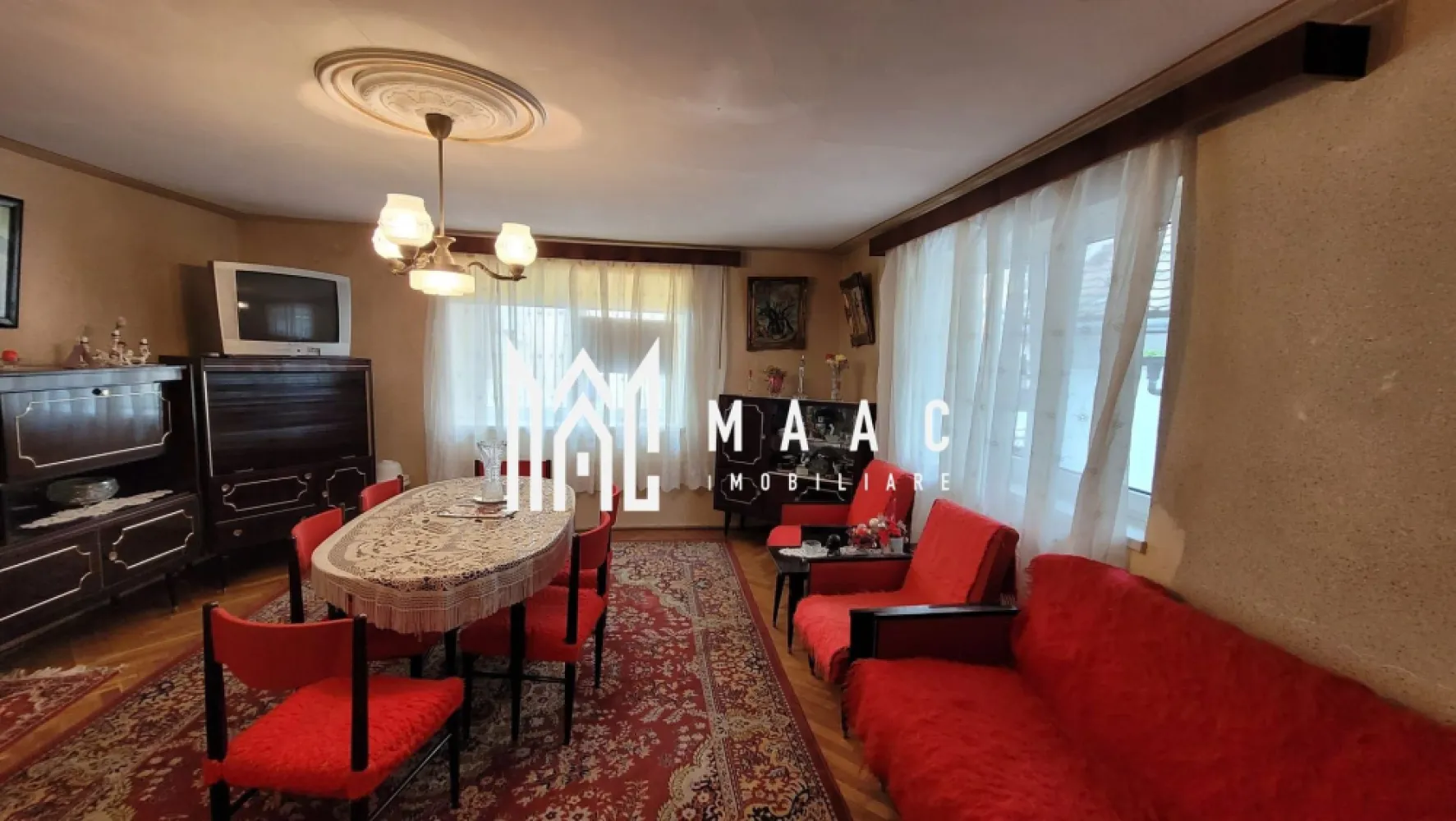 Casa Individuala | Ultracentral | Acces auto | Pivnita - MAAC Imobiliare vă propune spre vânzare o casă individuală situată în Centrul orașului, o proprietate potrivită atât pentru locuință, cât și pentru investiție, datorită poziționării ultracentrale și accesului facil la toate facilitățile urbane. Imobilul este disponibil imediat și oferă un echilibru între confort, funcționalitate și potențial de valorificare.

Casa are o suprafață utilă de 78 mp, o suprafață construită desfășurată de 110 mp și o suprafață construită la sol de 99 mp, fiind amplasată pe un teren de 160 mp. Construcția este realizată din cărămidă, cu acoperiș din țiglă, și se află într-o stare bună.

Caracteristici principale:
-Suprafață utilă: 78 mp
-Suprafață construită desfășurată: 110 mp
-Suprafață construită la sol: 99 mp
-Suprafață teren: 160 mp
-Subsol: 1
-Pod: da
-Pivniță: 56 mp

Compartimentarea include 1 bucătărie închisă și 1 baie. Proprietatea este dotată cu aragaz, cadă și TV și se vinde parțial mobilată.

Utilități și dotări:
-Apă, canalizare, curent, gaz, CATV, internet, telefon
-Apometre, contor electric și contor gaz
-Ferestre PVC cu geam termopan
-Ușă de intrare din lemn și uși interioare din lemn
-Pereți finisați cu faianță și vopsea lavabilă
-Podele din gresie
-Curte proprie și WC serviciu
-Parcare deschisă și conexiune wireless

Imobilul beneficiază de străzi asfaltate, iluminat stradal și acces la mijloace de transport în comun, având vedere spre oraș și fiind amplasat într-o zonă bine conectată la infrastructura urbană. Datorită poziției centrale și a caracteristicilor sale, proprietatea reprezintă o opțiune atractivă pentru locuire sau pentru investiție în zona centrală.

Pentru mai multe informații precizați telefonic că ați văzut anunțul cu CP2051806.