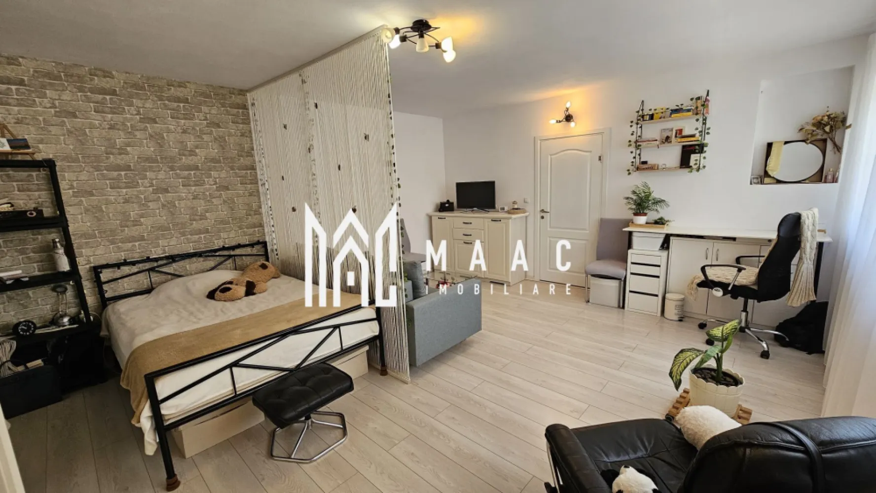 Apartament la casa | 240 mp Teren | Zona Turnisor - MAAC Imobiliare vă propune spre vânzare un apartament la casă situat în zona Turnișor, o proprietate ideală pentru cei care își doresc confortul unei locuințe la curte, cu acces facil către centrul orașului și zona Industrială Vest. Imobilul reprezintă o oportunitate potrivită atât pentru locuire, cât și pentru investiție pe termen lung, beneficiind de spațiu exterior generos și multiple anexe utile.

Apartamentul este amplasat la parter și are o suprafață utilă de 52 mp, fiind compartimentat eficient pentru a oferi funcționalitate și confort. Interiorul este compus din bucătărie cu living, un dormitor spațios și luminos și un grup sanitar prevăzut cu geam pentru aerisire naturală.

Proprietatea dispune de o terasă acoperită de 52 mp, spațiu ideal pentru relaxare, socializare sau amenajarea unei zone de dining în aer liber.

Facilități și anexe:
-Garaj
-Bucătărie de vară
-Magazie
-Zonă de grătar
-Pivniță
-Terasă acoperită de 52 mp
-Curte betonată cu spațiu pentru parcarea a două mașini
-Spațiu verde amenajat în partea din spate a curții, cu pomi fructiferi și zonă de grill

Locația din cartierul Turnișor oferă acces rapid către principalele artere ale orașului, centrul urban și zona Industrială Vest, ceea ce transformă această proprietate într-o alegere practică și bine poziționată.

Pentru mai multe detalii, vă rugăm să specificați telefonic că ați văzut proprietatea cu id CP2049366.