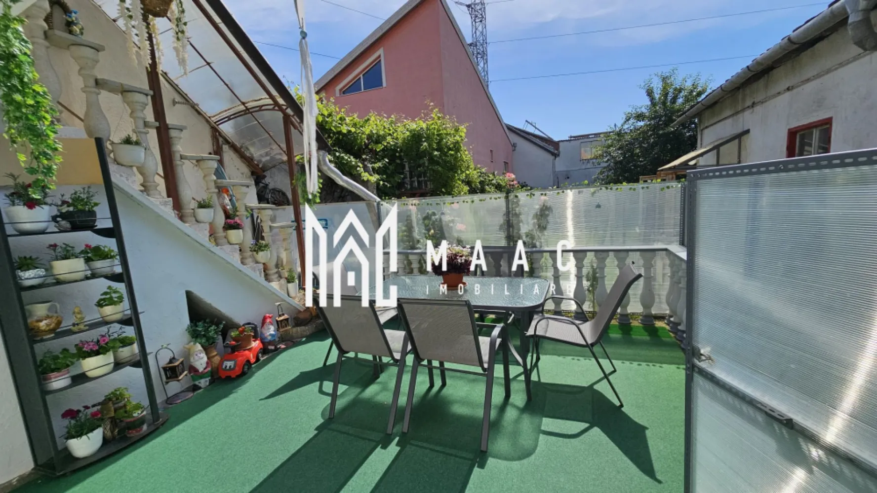 Apartament la casa | 240 mp Teren | Zona Turnisor - MAAC Imobiliare vă propune spre vânzare un apartament la casă situat în zona Turnișor, o proprietate ideală pentru cei care își doresc confortul unei locuințe la curte, cu acces facil către centrul orașului și zona Industrială Vest. Imobilul reprezintă o oportunitate potrivită atât pentru locuire, cât și pentru investiție pe termen lung, beneficiind de spațiu exterior generos și multiple anexe utile.

Apartamentul este amplasat la parter și are o suprafață utilă de 52 mp, fiind compartimentat eficient pentru a oferi funcționalitate și confort. Interiorul este compus din bucătărie cu living, un dormitor spațios și luminos și un grup sanitar prevăzut cu geam pentru aerisire naturală.

Proprietatea dispune de o terasă acoperită de 52 mp, spațiu ideal pentru relaxare, socializare sau amenajarea unei zone de dining în aer liber.

Facilități și anexe:
-Garaj
-Bucătărie de vară
-Magazie
-Zonă de grătar
-Pivniță
-Terasă acoperită de 52 mp
-Curte betonată cu spațiu pentru parcarea a două mașini
-Spațiu verde amenajat în partea din spate a curții, cu pomi fructiferi și zonă de grill

Locația din cartierul Turnișor oferă acces rapid către principalele artere ale orașului, centrul urban și zona Industrială Vest, ceea ce transformă această proprietate într-o alegere practică și bine poziționată.

Pentru mai multe detalii, vă rugăm să specificați telefonic că ați văzut proprietatea cu id CP2049366.