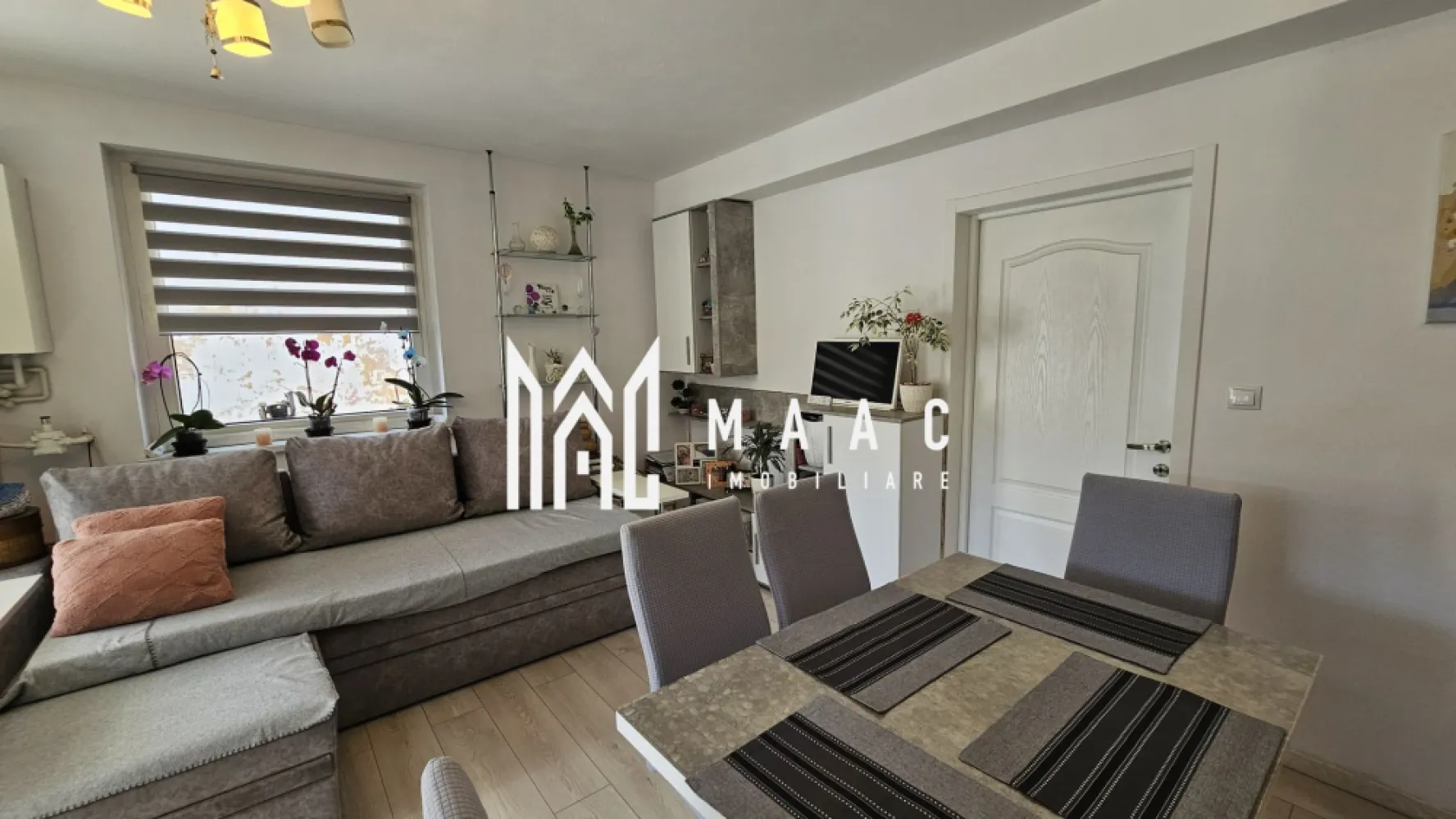 Apartament la casa | 240 mp Teren | Zona Turnisor - MAAC Imobiliare vă propune spre vânzare un apartament la casă situat în zona Turnișor, o proprietate ideală pentru cei care își doresc confortul unei locuințe la curte, cu acces facil către centrul orașului și zona Industrială Vest. Imobilul reprezintă o oportunitate potrivită atât pentru locuire, cât și pentru investiție pe termen lung, beneficiind de spațiu exterior generos și multiple anexe utile.

Apartamentul este amplasat la parter și are o suprafață utilă de 52 mp, fiind compartimentat eficient pentru a oferi funcționalitate și confort. Interiorul este compus din bucătărie cu living, un dormitor spațios și luminos și un grup sanitar prevăzut cu geam pentru aerisire naturală.

Proprietatea dispune de o terasă acoperită de 52 mp, spațiu ideal pentru relaxare, socializare sau amenajarea unei zone de dining în aer liber.

Facilități și anexe:
-Garaj
-Bucătărie de vară
-Magazie
-Zonă de grătar
-Pivniță
-Terasă acoperită de 52 mp
-Curte betonată cu spațiu pentru parcarea a două mașini
-Spațiu verde amenajat în partea din spate a curții, cu pomi fructiferi și zonă de grill

Locația din cartierul Turnișor oferă acces rapid către principalele artere ale orașului, centrul urban și zona Industrială Vest, ceea ce transformă această proprietate într-o alegere practică și bine poziționată.

Pentru mai multe detalii, vă rugăm să specificați telefonic că ați văzut proprietatea cu id CP2049366.