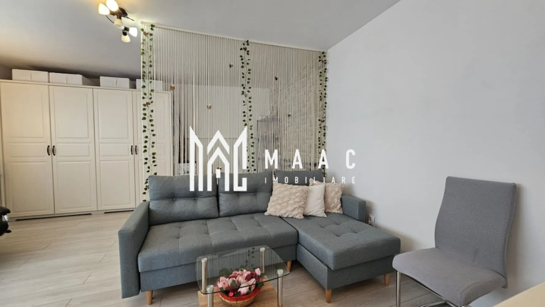 Casa individuala | Teren 480 mp | Zona Turnisor - MAAC Imobiliare vă propune spre vânzare o casă individuală compusă din două apartamente cu CF-uri separate, situată în cartierul Turnișor, pe strada Bieltz, proprietate versatilă cu potențial rezidențial și comercial. Imobilul are o suprafață utilă totală de 195 mp și este amplasat pe un teren generos de 480 mp, oferind spațiu, funcționalitate și multiple posibilități de utilizare.

Primul apartament este poziționat în partea din față a casei, la stradă, și figurează în acte ca spațiu comercial, ceea ce permite desfășurarea unor activități economice. Suprafața utilă este de 143 mp și este dispus pe două niveluri, la care se adaugă pivniță și pod.

Compartimentare primul apartament:
-Pivniță de 30 mp
-Parter: hol de acces, 2 încăperi și 2 grupuri sanitare
-Etaj: hol, 2 încăperi și un grup sanitar cu geam
-Pod înalt, utilizat în prezent pentru depozitare, cu posibilitate de transformare în spațiu locuibil

Al doilea apartament este situat în spatele casei și este recent renovat complet, având o suprafață utilă de 52 mp.

Compartimentare al doilea apartament:
-Parter: bucătărie cu living, un grup sanitar cu geam și un dormitor spațios și luminos
-Terasă acoperită de 52 mp

Proprietatea beneficiază de multiple facilități și anexe care completează funcționalitatea imobilului:
-Garaj
-Bucătărie de vară
-Magazie
-Zonă de grătar
-Pivniță
-Terasă de 52 mp
-Curte betonată cu spațiu pentru parcarea a două mașini
-Spațiu verde amenajat în partea din spate a curții, cu pomi fructiferi și zonă de grill

Avantajele acestei proprietăți sunt multiple:
-Imobil intabulat
-Spațiu comercial în acte pentru primul apartament
-Apartament complet renovat în partea din spate
-Ideal pentru investiție
-Pod înalt, cu posibilitate de amenajare
-Două CF-uri separate
-Toate grupurile sanitare au geam
-Acces facil la mijloacele de transport în comun
-Zonă exclusiv de case, liniștită

Locația din cartierul Turnișor oferă acces rapid către centrul orașului și zona Industrială Vest, fiind o alegere potrivită atât pentru locuință multifamilială, cât și pentru activități economice sau investiție pe termen lung.

Pentru mai multe detalii, vă rugăm să specificați telefonic că ați văzut proprietatea cu ID CP2049329.