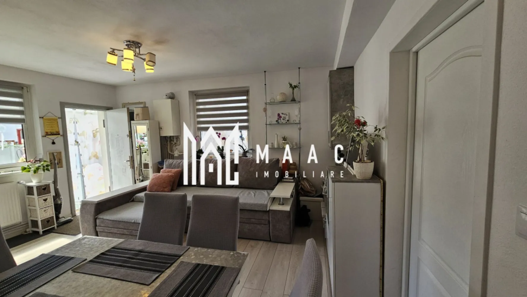 Casa individuala | Teren 480 mp | Zona Turnisor - MAAC Imobiliare vă propune spre vânzare o casă individuală compusă din două apartamente cu CF-uri separate, situată în cartierul Turnișor, pe strada Bieltz, proprietate versatilă cu potențial rezidențial și comercial. Imobilul are o suprafață utilă totală de 195 mp și este amplasat pe un teren generos de 480 mp, oferind spațiu, funcționalitate și multiple posibilități de utilizare.

Primul apartament este poziționat în partea din față a casei, la stradă, și figurează în acte ca spațiu comercial, ceea ce permite desfășurarea unor activități economice. Suprafața utilă este de 143 mp și este dispus pe două niveluri, la care se adaugă pivniță și pod.

Compartimentare primul apartament:
-Pivniță de 30 mp
-Parter: hol de acces, 2 încăperi și 2 grupuri sanitare
-Etaj: hol, 2 încăperi și un grup sanitar cu geam
-Pod înalt, utilizat în prezent pentru depozitare, cu posibilitate de transformare în spațiu locuibil

Al doilea apartament este situat în spatele casei și este recent renovat complet, având o suprafață utilă de 52 mp.

Compartimentare al doilea apartament:
-Parter: bucătărie cu living, un grup sanitar cu geam și un dormitor spațios și luminos
-Terasă acoperită de 52 mp

Proprietatea beneficiază de multiple facilități și anexe care completează funcționalitatea imobilului:
-Garaj
-Bucătărie de vară
-Magazie
-Zonă de grătar
-Pivniță
-Terasă de 52 mp
-Curte betonată cu spațiu pentru parcarea a două mașini
-Spațiu verde amenajat în partea din spate a curții, cu pomi fructiferi și zonă de grill

Avantajele acestei proprietăți sunt multiple:
-Imobil intabulat
-Spațiu comercial în acte pentru primul apartament
-Apartament complet renovat în partea din spate
-Ideal pentru investiție
-Pod înalt, cu posibilitate de amenajare
-Două CF-uri separate
-Toate grupurile sanitare au geam
-Acces facil la mijloacele de transport în comun
-Zonă exclusiv de case, liniștită

Locația din cartierul Turnișor oferă acces rapid către centrul orașului și zona Industrială Vest, fiind o alegere potrivită atât pentru locuință multifamilială, cât și pentru activități economice sau investiție pe termen lung.

Pentru mai multe detalii, vă rugăm să specificați telefonic că ați văzut proprietatea cu ID CP2049329.