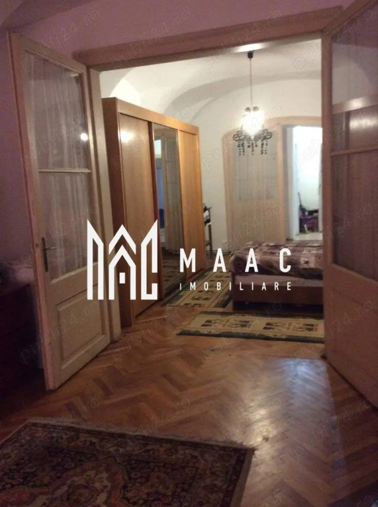 Apartament la casa I 2 camere I Ultracentral - MAAC Imobiliare vă propune spre vânzare un apartament la casă situat la parterul unui imobil cu un etaj, amplasat în Centrul Istoric al Sibiului, într-o zonă apreciată pentru arhitectura specifică și pentru accesul rapid către principalele puncte de interes ale orașului.

Locuința beneficiază de camere spațioase și tavane înalte, boltite, caracteristice clădirilor istorice din această zonă, oferind un ambient aparte și un potențial bun pentru amenajare sau investiție.

Compartimentarea apartamentului este următoarea:
-hol de acces
-bucătărie închisă cu ieșire proprie
-living
-dormitor
-baie cu vană

Proprietatea dispune de centrală termică proprie și calorifere, iar parchetul existent este bine păstrat. Camerele sunt mari și luminoase, iar structura locuinței permite reamenajarea spațiului în funcție de preferințe.

Spațiile aferente includ:
-magazie în curtea comună
-boxă în pivniță

Apartamentul necesită renovare sau modernizare, oferind posibilitatea personalizării și valorificării spațiului într-o zonă cu potențial ridicat.

Curtea comună este îngrijită, iar în imediata apropiere se află numeroase centre comerciale, culturale și istorice, restaurante și alte puncte de interes din centrul orașului.

Pentru mai multe detalii, vă rugăm să menționați telefonic că ați văzut anunțul cu CP2047087.