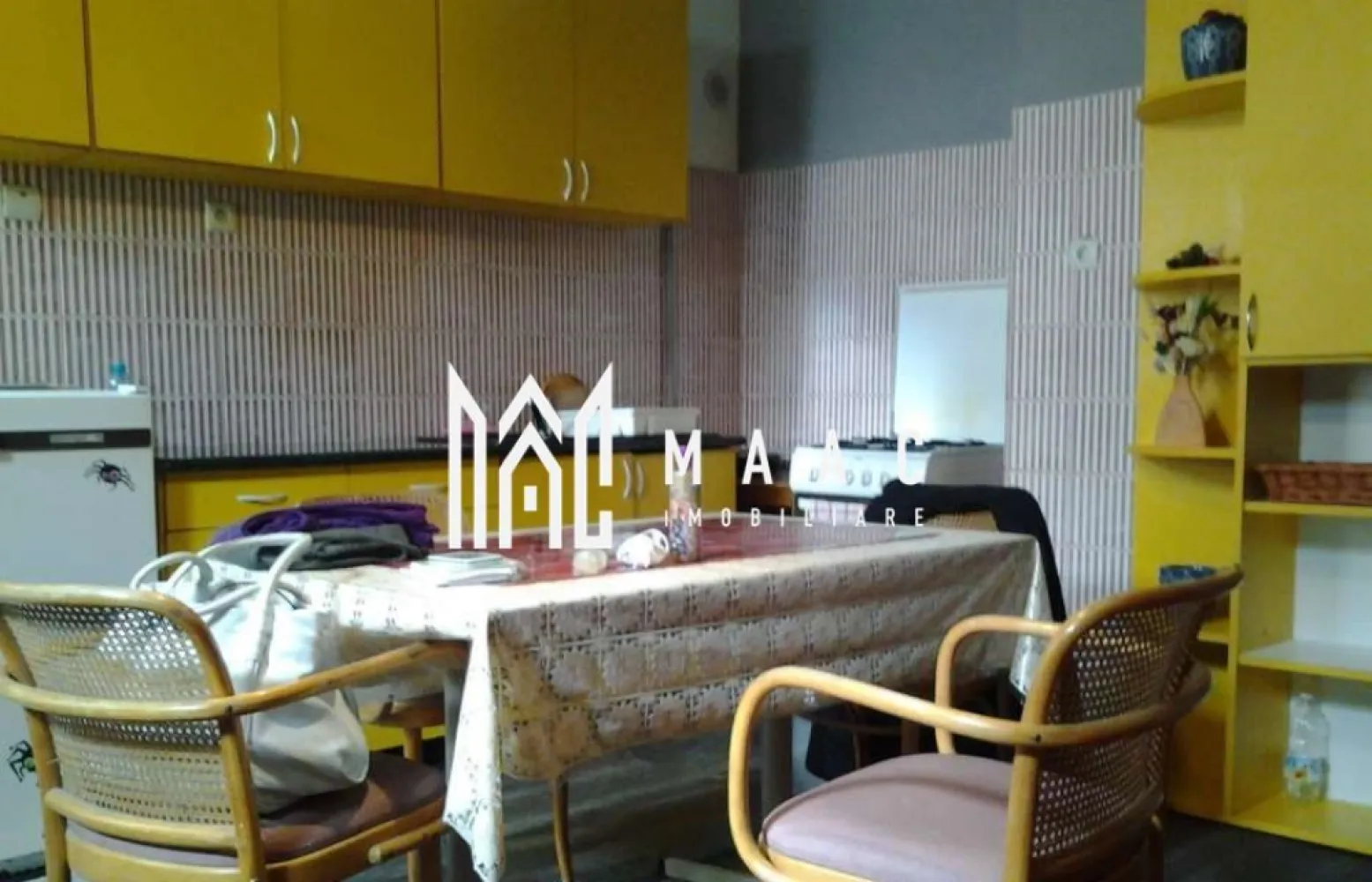 Apartament la casa I 2 camere I Ultracentral - MAAC Imobiliare vă propune spre vânzare un apartament la casă situat la parterul unui imobil cu un etaj, amplasat în Centrul Istoric al Sibiului, într-o zonă apreciată pentru arhitectura specifică și pentru accesul rapid către principalele puncte de interes ale orașului.

Locuința beneficiază de camere spațioase și tavane înalte, boltite, caracteristice clădirilor istorice din această zonă, oferind un ambient aparte și un potențial bun pentru amenajare sau investiție.

Compartimentarea apartamentului este următoarea:
-hol de acces
-bucătărie închisă cu ieșire proprie
-living
-dormitor
-baie cu vană

Proprietatea dispune de centrală termică proprie și calorifere, iar parchetul existent este bine păstrat. Camerele sunt mari și luminoase, iar structura locuinței permite reamenajarea spațiului în funcție de preferințe.

Spațiile aferente includ:
-magazie în curtea comună
-boxă în pivniță

Apartamentul necesită renovare sau modernizare, oferind posibilitatea personalizării și valorificării spațiului într-o zonă cu potențial ridicat.

Curtea comună este îngrijită, iar în imediata apropiere se află numeroase centre comerciale, culturale și istorice, restaurante și alte puncte de interes din centrul orașului.

Pentru mai multe detalii, vă rugăm să menționați telefonic că ați văzut anunțul cu CP2047087.