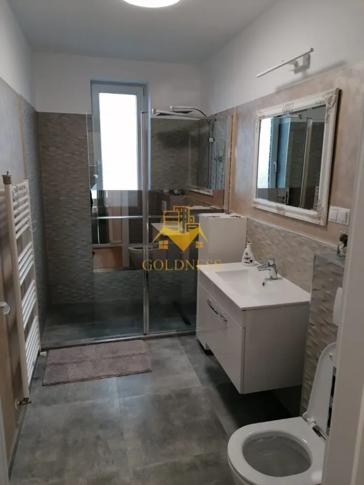 2 camere, Cartierul Europa, Eugen Ionesco, Calea Turzii, Profi - GOLDNESS Imobiliare vă propune spre închiriere un apartament cu 2 camere complet mobilat și utilat, la Mansarda într-o vila compusă din D+P+1+M, în cartierul Europa.
Dispune de loc de parcare!
Se află în apropierea stațiilor de transport în comun, magazine, restaurante, spații verzi, farmacii, etc. 

Apartamentul este compartimentat astfel:
 - dormitor cu pat matrimonial, dressing, noptiere
 - living cu canapea extensibilă 
 - bucătărie complet utilată și mobilată, loc de servit masa 
 - baie cu dus walkin, calorifer port prosop și dulap pentru depozitare.
 - terasa de 20mp.

Imobilul este dotat cu toate cele necesare- centrală imobil cu contor separat, frigider, aragaz, hotă, mașină de spălat haine, etc. 

Dacă sunteți interesați de acest apartament și doriți să îl vizionați, dar și pentru alte oferte nu ezitați să ne contactați telefonic sau prin e-mail. Vă stăm la dispoziție!
Pentru intermediere se percepe un comision de 50% din prețul chiriei!
