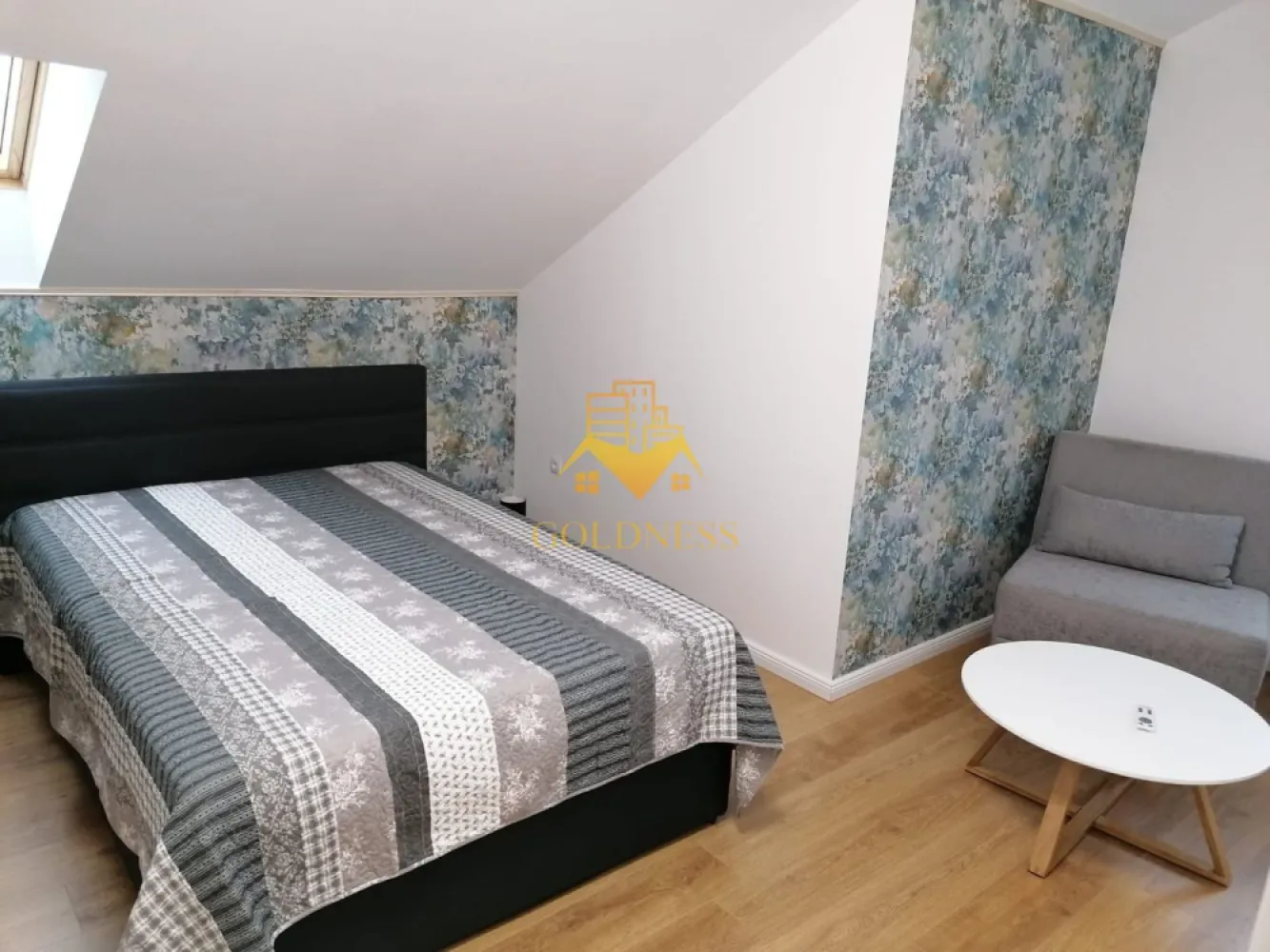 2 camere, Cartierul Europa, Eugen Ionesco, Calea Turzii, Profi - GOLDNESS Imobiliare vă propune spre închiriere un apartament cu 2 camere complet mobilat și utilat, la Mansarda într-o vila compusă din D+P+1+M, în cartierul Europa.
Dispune de loc de parcare!
Se află în apropierea stațiilor de transport în comun, magazine, restaurante, spații verzi, farmacii, etc. 

Apartamentul este compartimentat astfel:
 - dormitor cu pat matrimonial, dressing, noptiere
 - living cu canapea extensibilă 
 - bucătărie complet utilată și mobilată, loc de servit masa 
 - baie cu dus walkin, calorifer port prosop și dulap pentru depozitare.
 - terasa de 20mp.

Imobilul este dotat cu toate cele necesare- centrală imobil cu contor separat, frigider, aragaz, hotă, mașină de spălat haine, etc. 

Dacă sunteți interesați de acest apartament și doriți să îl vizionați, dar și pentru alte oferte nu ezitați să ne contactați telefonic sau prin e-mail. Vă stăm la dispoziție!
Pentru intermediere se percepe un comision de 50% din prețul chiriei!