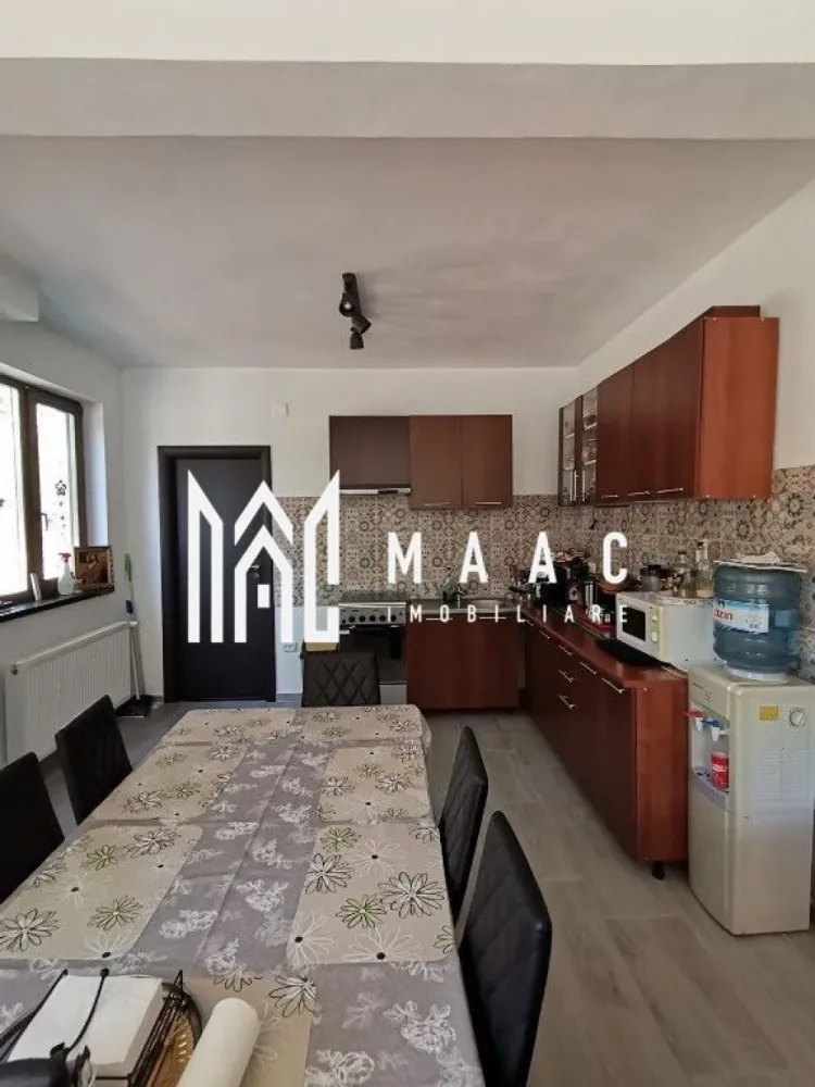 Casa individuala 8 camere | 575 mp teren I Porumbacu de Sus - Maac Imobiliare va propune spre vanzare o casa individuala situata in Porumbacu de Sus.

Locuinta are 8 camere si regim de inaltime P+E+P.

Casa este compartimentată astfel: 
parter-living spațios cu bucătărie open-space, 2 dormitoare cu băi proprii, cămară, baie, casa scarii, cameră tehnică; 
la etaj-3 dormitoare cu băi proprii, apartament (2 camere)cu baie proprie, dressing.
Podul poate fi folosit ca spatiu de depozitare.

Ca structura, s-a folosit beton armat (fier 12, 16) – beton B250, B300, izolație extrioară cu polistiren 10.
Geamurile sunt termopane Salamander Tripan.
Acoperisul- țiglă metalică Bilka 0,5 Gotic.

Utilități: curent trifazic + generator trifazic 8.5kw, incalzire pe centrala de lemne si calorifere- Viadrus 35kW, puffer 1000l, boiler termic și electric 300, sursă apă proprie-puț forat, canalizarea- fosă ecologica 3000l

În curte se află un foișor in suprafata de 21mp, dotat cu mobiler adecvat, o magazie de unelte și o zonă de relaxare cu leagăne.

Casa se vinde complet mobilată și utilată.
Se pretează perfect pentru afacere în turism datorită dotărilor complete de care dispune.

Proprietatea este intabulată și certificată energetic cu clasa A.

In apropiere sunt Castelul de Lut și Povestea Calendarului. 

Pentru mai multe detalii, vă rugăm să precizați ID-ul anunțului: CP2047027