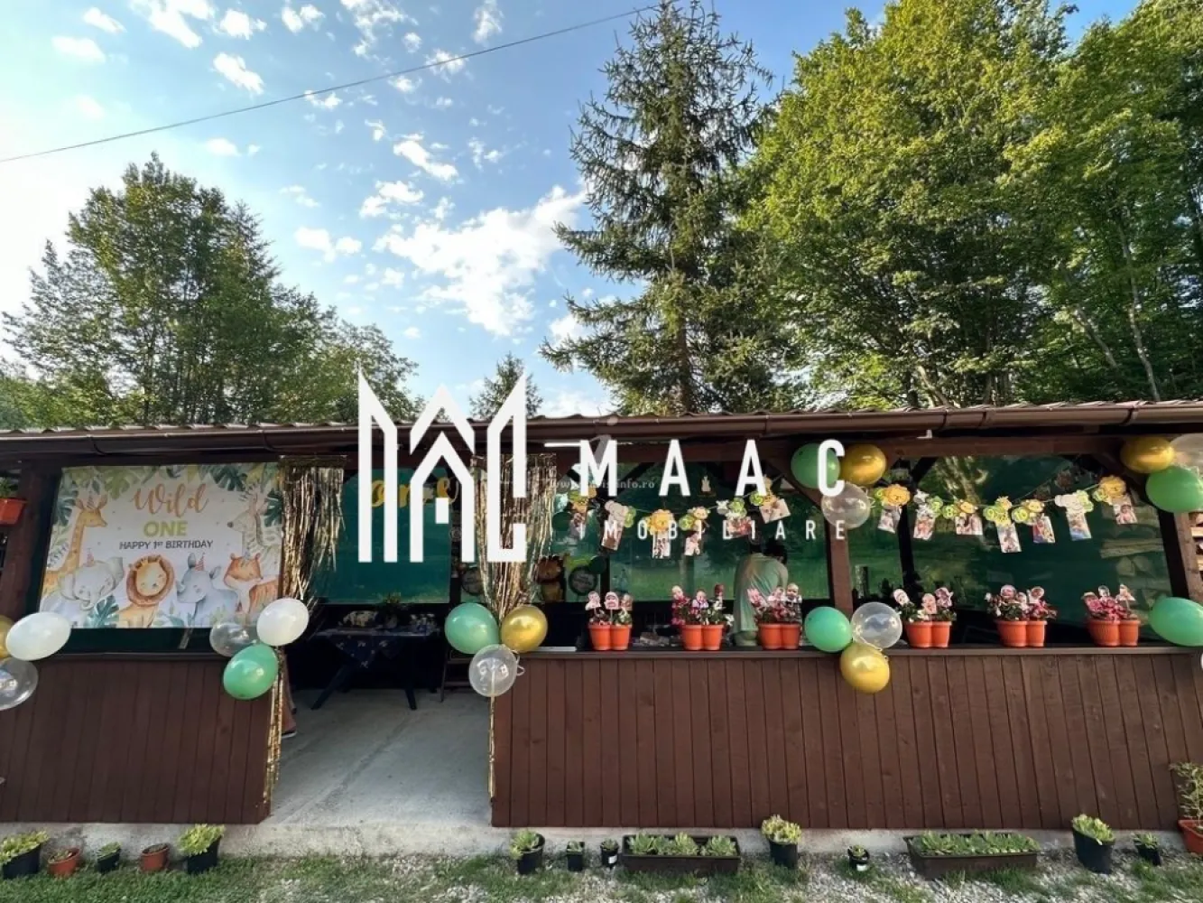 Casa individuala 8 camere | 575 mp teren I Porumbacu de Sus - Maac Imobiliare va propune spre vanzare o casa individuala situata in Porumbacu de Sus.

Locuinta are 8 camere si regim de inaltime P+E+P.

Casa este compartimentată astfel: 
parter-living spațios cu bucătărie open-space, 2 dormitoare cu băi proprii, cămară, baie, casa scarii, cameră tehnică; 
la etaj-3 dormitoare cu băi proprii, apartament (2 camere)cu baie proprie, dressing.
Podul poate fi folosit ca spatiu de depozitare.

Ca structura, s-a folosit beton armat (fier 12, 16) – beton B250, B300, izolație extrioară cu polistiren 10.
Geamurile sunt termopane Salamander Tripan.
Acoperisul- țiglă metalică Bilka 0,5 Gotic.

Utilități: curent trifazic + generator trifazic 8.5kw, incalzire pe centrala de lemne si calorifere- Viadrus 35kW, puffer 1000l, boiler termic și electric 300, sursă apă proprie-puț forat, canalizarea- fosă ecologica 3000l

În curte se află un foișor in suprafata de 21mp, dotat cu mobiler adecvat, o magazie de unelte și o zonă de relaxare cu leagăne.

Casa se vinde complet mobilată și utilată.
Se pretează perfect pentru afacere în turism datorită dotărilor complete de care dispune.

Proprietatea este intabulată și certificată energetic cu clasa A.

In apropiere sunt Castelul de Lut și Povestea Calendarului. 

Pentru mai multe detalii, vă rugăm să precizați ID-ul anunțului: CP2047027