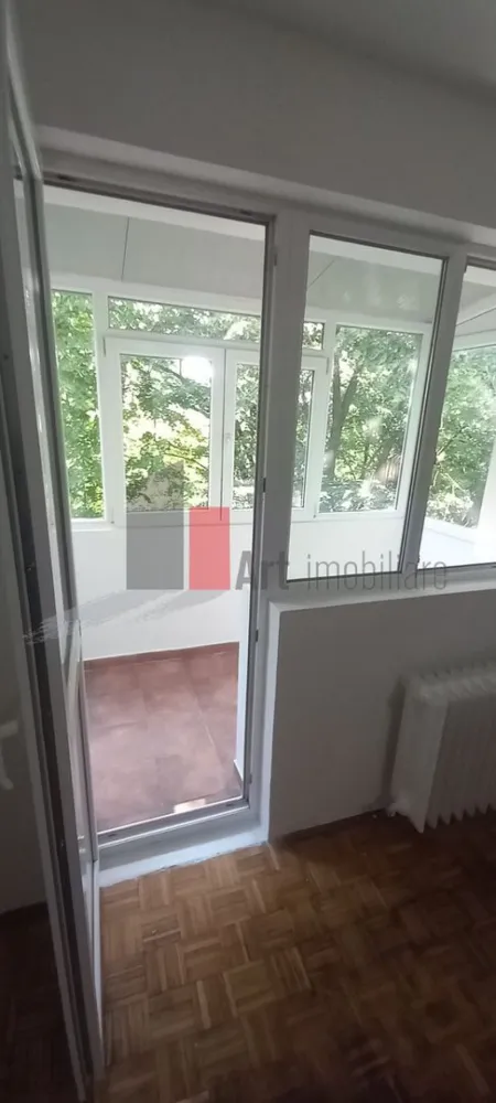 Dr Taberei - Plaza Romania - Drumul Taberei, Plaza, etaj 4, confort 1, semidecomandat,cu balcon, liber, zugravit, igienizat, aer conditionant in fiecare camera, termopan, parchet, gresie si faianta, usa metalica, acte pregatite. Blocul se afla la 5 min de metrou, tramvai 41, STB, Plaza Romania, Lidl, piata si parcul Moghi0ros