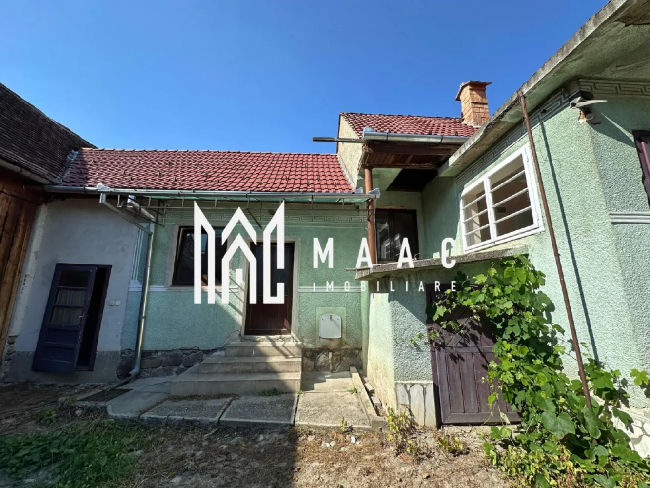 BLACK FRIDAY Casa individuala 3 camere | Teren | Gura Raului - 🔥 BLACK FRIDAY - Profită de cea mai bună perioadă din an pentru a deveni proprietar! Reducere de 10.000 euro - Pret vechi - 90.000 euro Pret promotional - 79.999 euro MAAC Imobiliare ofera spre vanzare o casa situata in Gura Raului. Locuinta are o suprafata utila de 97mp + 144mp de anexe si 500 mp teren (curte +gradina). Este alcatuita din: living, 2 dormitoare, bucatarie, baie , debara, pod, pivnita. Incalzirea-centrala pe lemne. Acoperis schimbat. Se vinde nemobilata. Pentru mai multe detalii precizati telefonic ca ati vazut anuntul cu ID: CP2042175