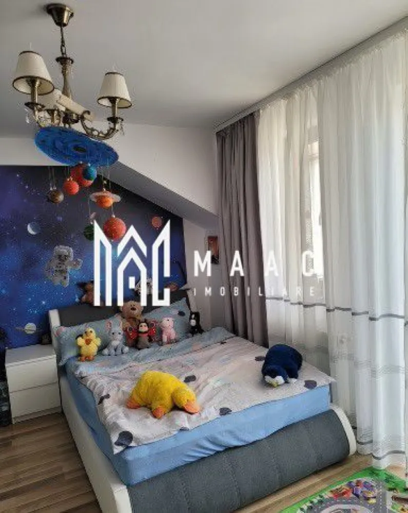 Casa tip Duplex | P+M | 4 camere | 148 MP | Curte | Cisnadie - MAAC Imobiliare va prezinta o casa tip Duplex cu suprafata utila de 148 mp situata in Cisnadie.

Complet mobilată și utilată, situată într-o zonă liniștită în Cisnădie, această proprietate spațioasă, construită în anul 2012, este destinată rezidenței și oferă toate facilitățile necesare pentru un stil de viață modern și confortabil.

Caracteristici:
Suprafață utilă: 148 mp perfect pentru o familie care dorește confort și funcționalitate.

Anul construcției: 2012, realizată cu materiale de calitate și tehnici moderne de construcție, asigurând durabilitate și eficiență energetică.

Încălzire centrală proprie: sistem de încălzire eficient, asigurând confort termic pe tot parcursul anului.

Compartimentare și spații utilitare:
Living spațios: 42 mp ideal pentru momentele de relaxare
Dotat cu șemineu, creând o atmosferă caldă și primitoare.

Dormitoare:
3 dormitoare luminoase, oferind intimitate și confort pentru fiecare membru al familiei.

Băi: 2 băi dotate cu toate facilitățile necesare.

Bucătărie: Complet mobilată și utilată.

Spații utilitare:
Boxă la subsol, debara și WC de serviciu.

Dotări și Finisaje: Casa se vinde complet mobilată.

Scară interioară:
Design modern și funcțional, conectând armonios spațiile de locuit.

Telecomandă poarta acces auto și garaj:
Acces auto facil și securizat, asigurând confortul și siguranța mașinii dumneavoastră.

Amenajare și Facilități Exterioare:
Curte: 100 mp, pavata și amenajată cu plante și arbusti decorativi.

Străzi:
Asfaltate și iluminate stradal, asigurând acces facil și sigur la proprietate.

Pentru mai multe detalii precizati telefonic ca ati vazut anuntul cu ID: CP2043669