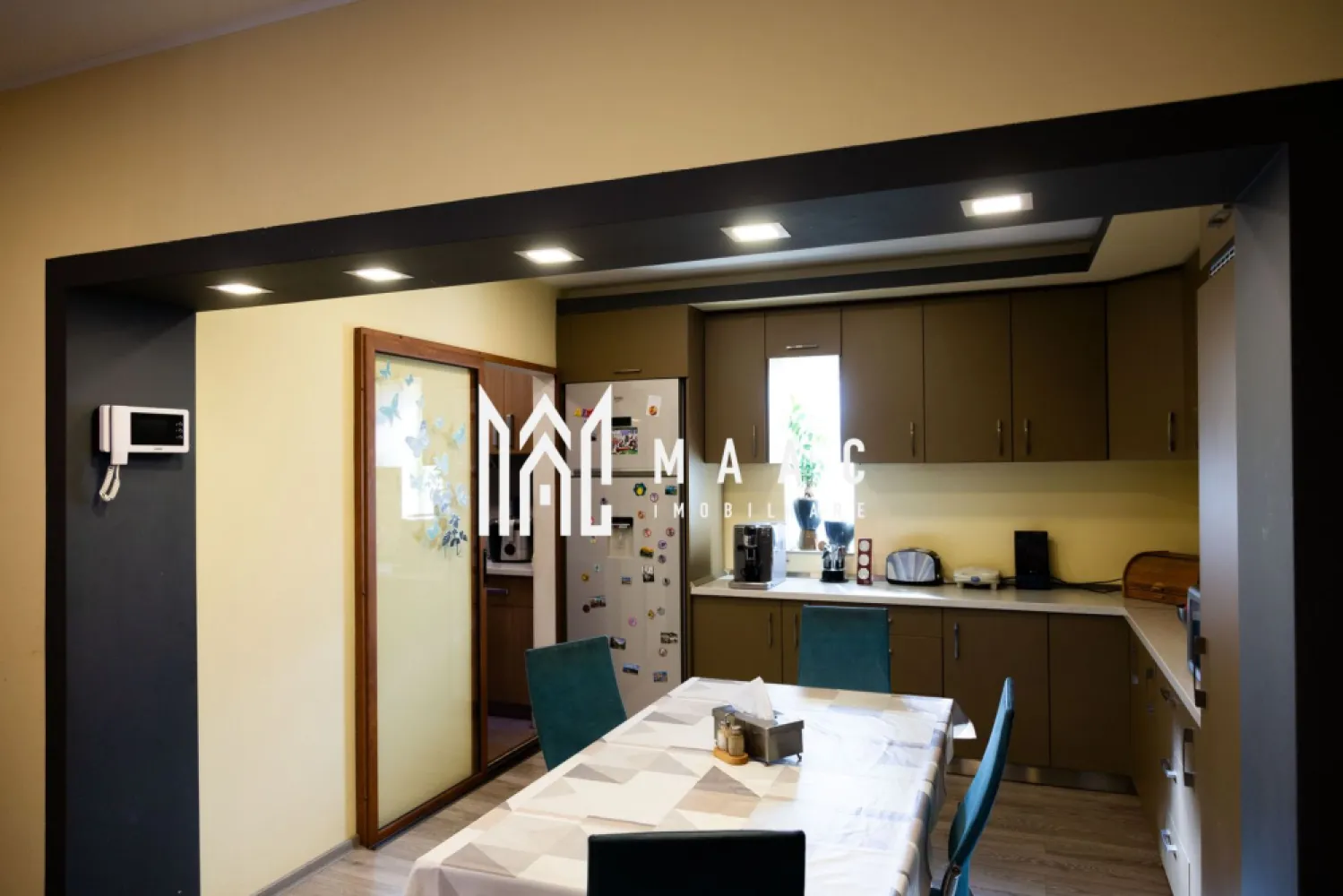 Casa 6 camere | P+M | Curte | 270 MPU | Zona Centrala - MAAC Imobiliare va prezinta o casa tip vila in zona Centrala.

Adresa: Sibiu
Tip Proprietate: Vilă
An construcție: 2006
Suprafață teren: 414 mp (244 mp în folosire + 170 mp în spatele curții)
Suprafață utilă: 270 mp

Caracteristici principale:
Construcție și Izolație
Material: Cărămidă
Izolație termică: Polistiren 12 cm
Geamuri: Triplu stratificate pentru eficiență energetică superioară
Renovare exterior: 2016
Sisteme și Utilități
Centrală termică proprie: Asigură încălzirea eficientă a întregii case
Panouri fotovoltaice: Instalate în 2024, cu o capacitate de 5KW, contribuind la sustenabilitatea energetică și reducerea costurilor de utilități
Curent trifazic: Disponibil pentru spatiul comercial de la parter
Distribuție și Amenajări Interioare

Parter:
Spațiu comercial: Aproximativ 45 mp, cu utilități separate, incluzând centrală termică proprie și curent trifazic. Poate fi utilizat atât ca birouri cât și ca spațiu de producție. A fost autorizat anterior pentru producție de panificație și patiserie.
Hol: Cu scări de acces spre mansardă.
Pivniță: Ideală pentru depozitare.
Living: Spațios și luminos, cu zonă de dining, complet mobilat.
Baie și Bucătărie: Complet mobilate și echipate.

Mansardă:
Living: Confortabil și elegant
Dormitoare: Patru dormitoare spațioase, fiecare mobilat
Baie: funcțională.
Terasă: Perfectă pentru momente de relaxare în aer liber.
Spațiu suplimentar amenajat ca bibliotecă, accesibil prin scara interioară.

Exterior și teren:
Suprafață teren: 414 mp, din care 244 mp sunt în folosire curentă, iar 170 mp sunt în spatele curții, oferind posibilități variate de amenajare.
Grădină: Oportunitate pentru amenajare peisagistică, loc de joacă pentru copii sau grădină de relaxare.

Opțiuni de vânzare:
Proprietatea se poate vinde atât mobilată complet, cât și nemobilată, în funcție de preferințele cumpărătorului. 

Pentru mai multe detalii precizati telefonic ca ati vazut anuntul cu ID: CP2041681