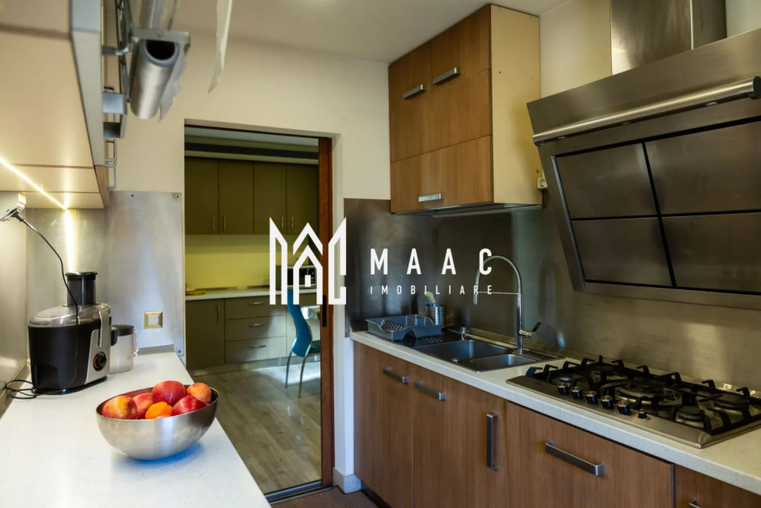 Casa 6 camere | P+M | Curte | 270 MPU | Zona Centrala - MAAC Imobiliare va prezinta o casa tip vila in zona Centrala.

Adresa: Sibiu
Tip Proprietate: Vilă
An construcție: 2006
Suprafață teren: 414 mp (244 mp în folosire + 170 mp în spatele curții)
Suprafață utilă: 270 mp

Caracteristici principale:
Construcție și Izolație
Material: Cărămidă
Izolație termică: Polistiren 12 cm
Geamuri: Triplu stratificate pentru eficiență energetică superioară
Renovare exterior: 2016
Sisteme și Utilități
Centrală termică proprie: Asigură încălzirea eficientă a întregii case
Panouri fotovoltaice: Instalate în 2024, cu o capacitate de 5KW, contribuind la sustenabilitatea energetică și reducerea costurilor de utilități
Curent trifazic: Disponibil pentru spatiul comercial de la parter
Distribuție și Amenajări Interioare

Parter:
Spațiu comercial: Aproximativ 45 mp, cu utilități separate, incluzând centrală termică proprie și curent trifazic. Poate fi utilizat atât ca birouri cât și ca spațiu de producție. A fost autorizat anterior pentru producție de panificație și patiserie.
Hol: Cu scări de acces spre mansardă.
Pivniță: Ideală pentru depozitare.
Living: Spațios și luminos, cu zonă de dining, complet mobilat.
Baie și Bucătărie: Complet mobilate și echipate.

Mansardă:
Living: Confortabil și elegant
Dormitoare: Patru dormitoare spațioase, fiecare mobilat
Baie: funcțională.
Terasă: Perfectă pentru momente de relaxare în aer liber.
Spațiu suplimentar amenajat ca bibliotecă, accesibil prin scara interioară.

Exterior și teren:
Suprafață teren: 414 mp, din care 244 mp sunt în folosire curentă, iar 170 mp sunt în spatele curții, oferind posibilități variate de amenajare.
Grădină: Oportunitate pentru amenajare peisagistică, loc de joacă pentru copii sau grădină de relaxare.

Opțiuni de vânzare:
Proprietatea se poate vinde atât mobilată complet, cât și nemobilată, în funcție de preferințele cumpărătorului. 

Pentru mai multe detalii precizati telefonic ca ati vazut anuntul cu ID: CP2041681