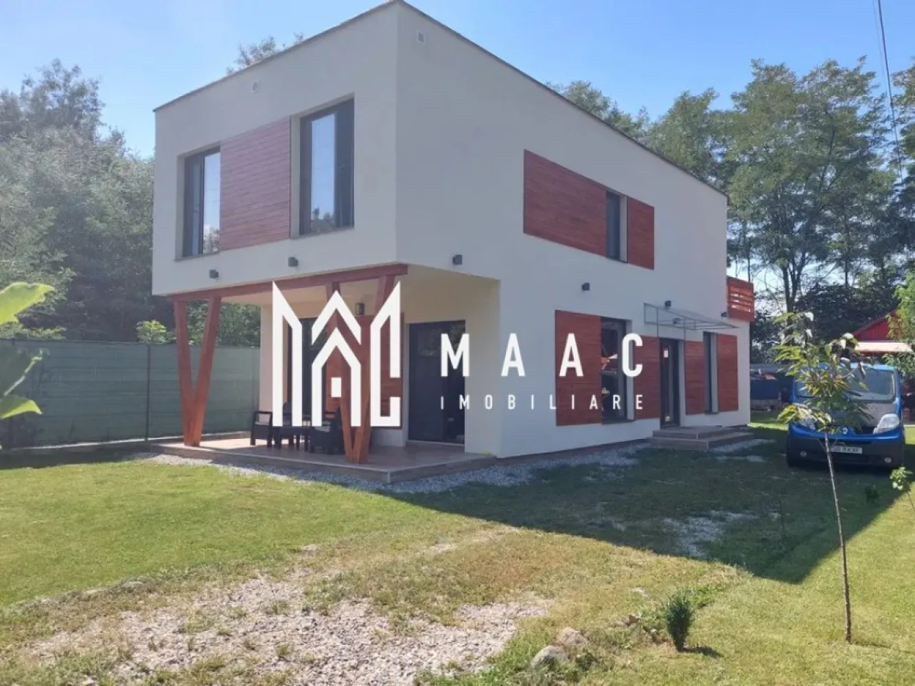 Casă de vacanță I Valea Avrigului I Casă Verde - MAAC Imobiliare va propune spre vânzare o casă situată pe Valea Avrigului.

- Zonă de interes turistic, cu multe atracții și proiecte viitoare.

Tip construcție: Casa verde, structură din lemn, izolată cu 20 cm izolație interioară și polistiren ESP 100 de 100 mm exterior.

Parter: 98 mp - living cu bucătărie open space de 80 mp, baie complet utilată si acces la terasă.

Etajul cuprinde 4 dormitoare mobilate cu lemn masiv, hol, baie finalizată, terasă superioară cu vedere la munții Făgăraș și râul Avrig. 
Curtea de 500 mp unde gasim: zona barbecue, leagăn rustic, pomi fructiferi, tuia.

Utilități: Gaz, apă, curent, canalizare prin microstație de epurare vidanjabilă

Încălzire: Centrală termică pe gaz Ariston Alteas One+Net 30 Kw, programabila de la distanta prin aplicație, calorifere din aluminiu verticale de 2m, posibilitate montare panouri solare.

Stare: Mobilată și utilată 

Aceasta casa este ideală pentru locuit permanent sau ca investiție turistică datorită poziționării și dotărilor de calitate.

Pentru mai multe detalii astept telefonul dumneavoastra cu specificatia ca ati vazut anuntul CP2039235