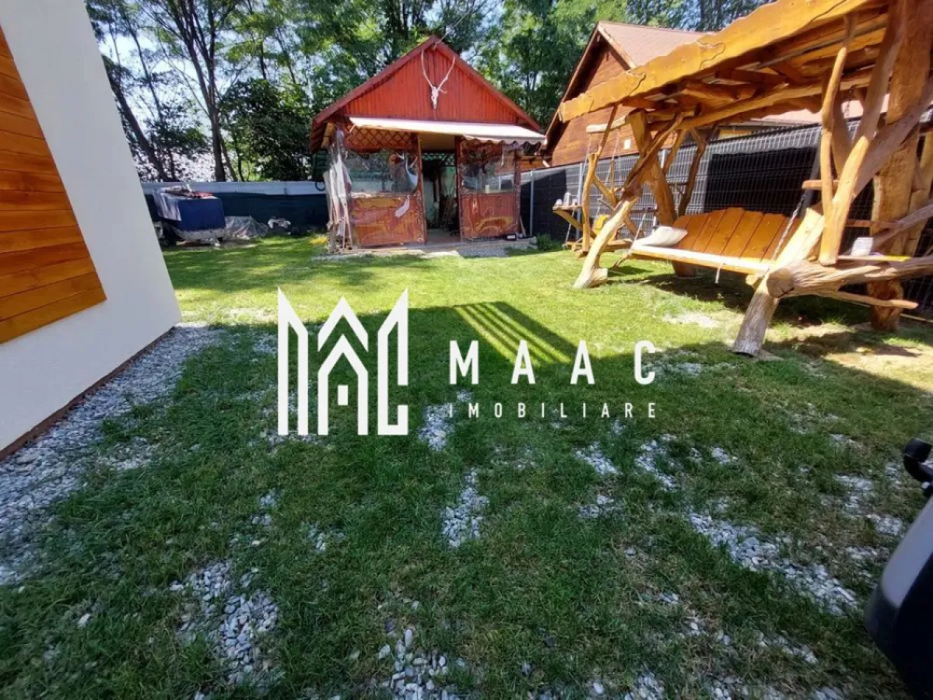 Casă de vacanță I Valea Avrigului I Casă Verde - MAAC Imobiliare va propune spre vânzare o casă situată pe Valea Avrigului.

- Zonă de interes turistic, cu multe atracții și proiecte viitoare.

Tip construcție: Casa verde, structură din lemn, izolată cu 20 cm izolație interioară și polistiren ESP 100 de 100 mm exterior.

Parter: 98 mp - living cu bucătărie open space de 80 mp, baie complet utilată si acces la terasă.

Etajul cuprinde 4 dormitoare mobilate cu lemn masiv, hol, baie finalizată, terasă superioară cu vedere la munții Făgăraș și râul Avrig. 
Curtea de 500 mp unde gasim: zona barbecue, leagăn rustic, pomi fructiferi, tuia.

Utilități: Gaz, apă, curent, canalizare prin microstație de epurare vidanjabilă

Încălzire: Centrală termică pe gaz Ariston Alteas One+Net 30 Kw, programabila de la distanta prin aplicație, calorifere din aluminiu verticale de 2m, posibilitate montare panouri solare.

Stare: Mobilată și utilată 

Aceasta casa este ideală pentru locuit permanent sau ca investiție turistică datorită poziționării și dotărilor de calitate.

Pentru mai multe detalii astept telefonul dumneavoastra cu specificatia ca ati vazut anuntul CP2039235