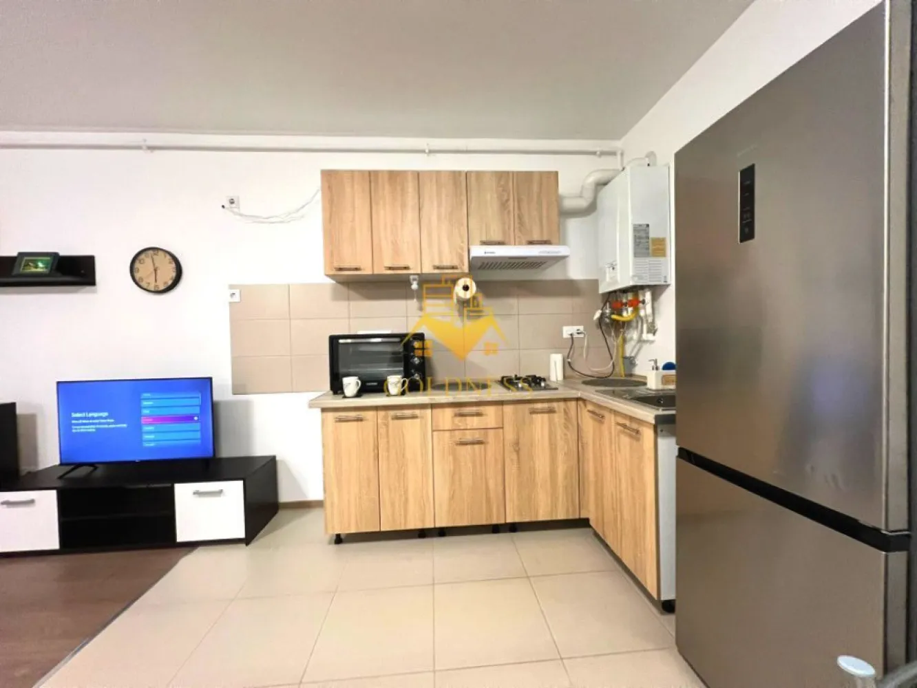 2 camere, Parcare, Zona Tineretului, Floresti, Muzeul Apei, Somesului - GOLDNESS Imobiliare vă propune spre închiriere un apartament cu 2 camere open-space complet mobilat și utilat, la etajul 2 într-un imobil de 4 etaje, în Floresti, strada Tineretului, nr 20-22. 
Dispune de loc de parcare exterioara!

Apartamentul este compartimentat astfel:
 - dormitor cu pat matrimonial, dressing, noptiere
 - living cu bucatarie open-space complet utilată, canapea extensibilă, loc de servit masa 
 - baie cu vana, calorifer port prosop inox și dulap pentru depozitare.
 - terasa de 8 mp.

Imobilul este dotat cu toate cele necesare- centrală proprie, mașină de spălat haine, frigider, aragaz, hotă, etc. 
Se află în apropierea stațiilor de transport în comun, magazine, restaurante, spații verzi, farmacii, etc. 

Dacă sunteți interesați de acest apartament și doriți să îl vizionați, dar și pentru alte oferte sau detalii nu ezitați să ne contactați telefonic sau prin e-mail. Vă stăm la dispoziție!
Pentru intermediere se percepe un comision de 50% din prețul chiriei!