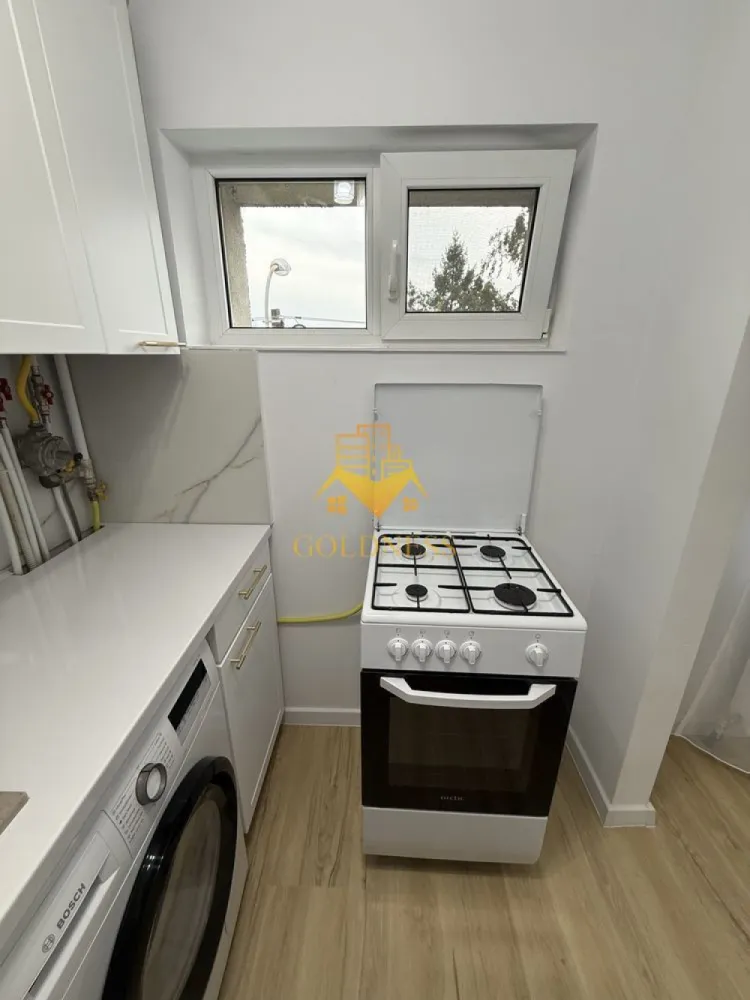 1 camera, Gheorgheni, Iulius Mall, Unirii, Voevod, Baza sportiva - GOLDNESS Imobiliare vă propune spre închiriere un apartament cu 1 camere complet mobilat și utilat, la etajul 2 într-un imobil de 4 etaje, în Cartierul Gheorgheni.
Posibilitate de loc de parcare în zona la liber.
Se află în apropierea stațiilor de transport în comun, magazine, restaurante, spații verzi, farmacii, etc. 

Apartamentul este compartimentat astfel:
 - camera cu pat matrimonial, dressing, noptiere, birou
 - bucătărie complet utilată și mobilată
 - baie cu cabina de dus, calorifer port prosop și dulap pentru depozitare..

Imobilul este dotat cu toate cele necesare- centrală proprie, frigider, aragaz, hotă, mașină de spălat haine, etc. 

Dacă sunteți interesați de acest apartament și doriți să îl vizionați, dar și pentru alte oferte nu ezitați să ne contactați telefonic sau prin e-mail. Vă stăm la dispoziție!
Pentru intermediere se percepe un comision de 50% din prețul chiriei!