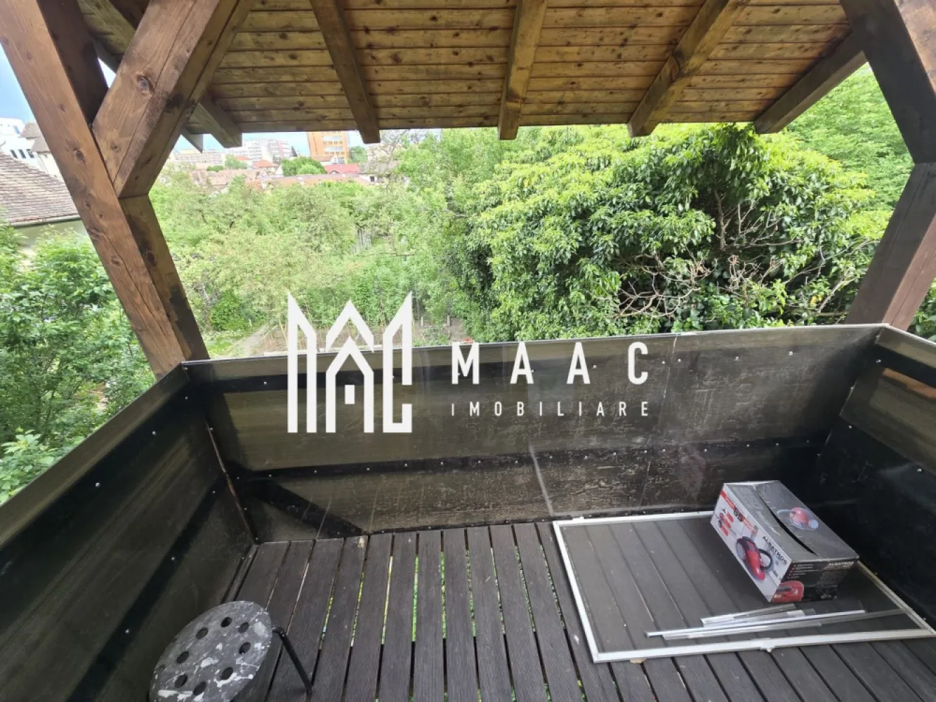 Apartament 3 camere | 96 mp Utili | Etaj 1 | Bulevardul Victoriei - Agentia imobiliara Maac va propune spre vanzare apartament spatios cu 3 camere decomandate situat la etajul 1 zona Victoriei .

Apartamentul se vinde mobilat si utilat exact cum se vede in poze .
 
Imobilul dispune de 3 balcoane si este situat intr-o curte linistita, intr-un imobil situat mai in spatele curtii, ceea ce iti ofera multa liniste 

Intrarea se face in holul de la parter unde gasiti prima baie ,iar accesul in apartament se face pe scarile interioare si vei ajunge intr- un living spatios si luminos cu 2 iesiri in 2 terase acoperite. Bucataria este separata inchisa in sticla si beneficiaza de o alta iesire in al 3-lea balcon. Apartamentul mai beneficiaza de 2 dormitoare decomandate si o alta baie .

Avantaje : 

- suprafata utila 96 mp + balcoane 
- zona centrala Bulevardul Victoriei,zona fostul Tribunal 
- curte linistita 
- total decomandat
- se preda exact ca in poze 
- complet renovat : mobilier nou , usi de la porta doors , izolat , geamurii termopan ,parchet nou schimbat, instalatiile utilitati refacute complet.

Pentru mai multe detalii specificati CP3079052 la telefon .